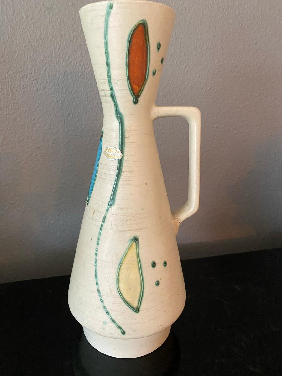 Vase aus den Sechzigern, weiche Pastellfarben auf einer Keramik auf hellem Keramikhintergrund. Sehr guter Zustand, keine Probleme.