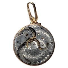 Reloj de mediados de siglo Suffolk Watch Co. Colgante con Movimiento y Dije Realzador de Perlas