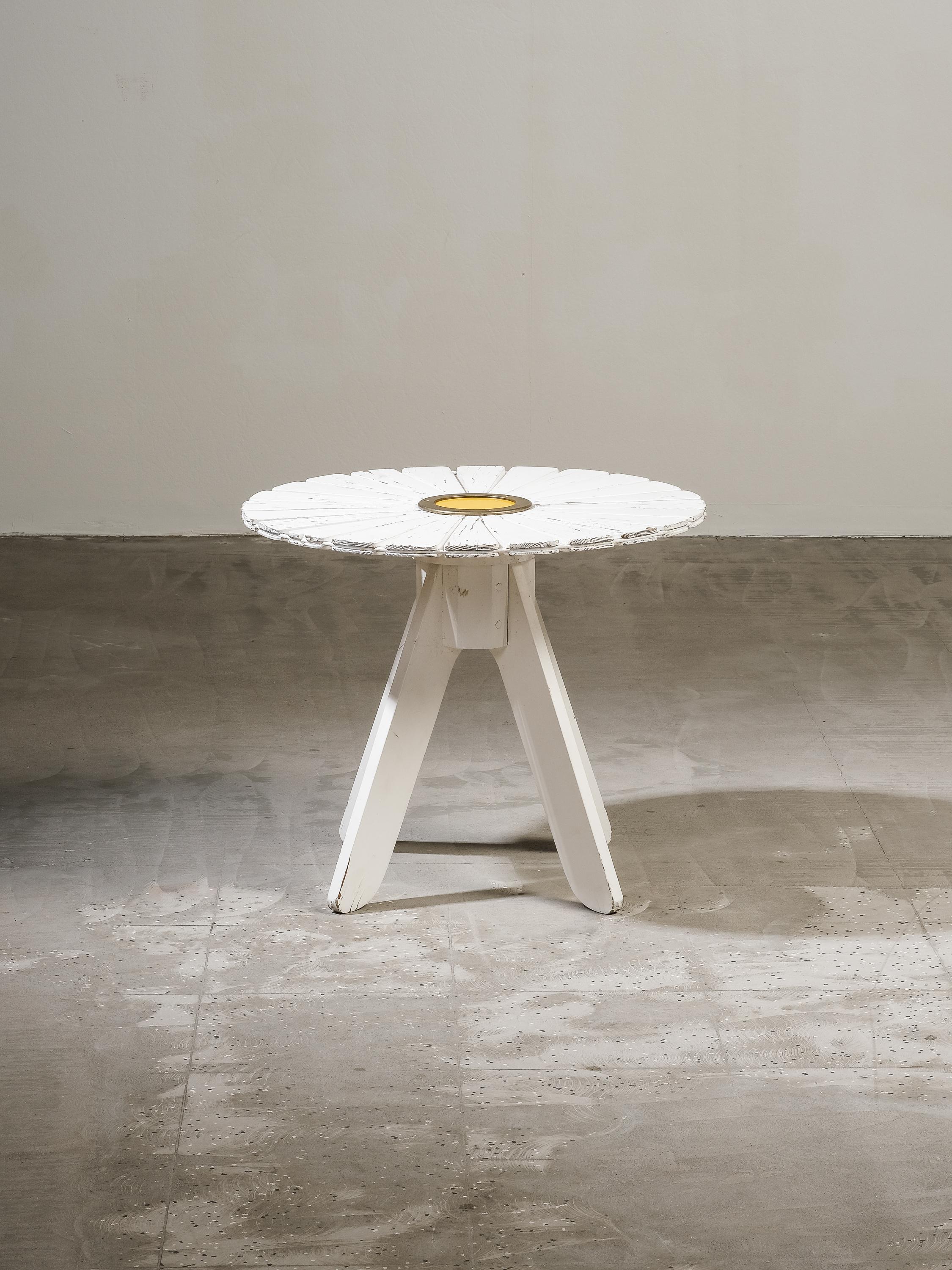 Mesa auxiliar/de jardín de la serie Sol de Alvar Aalto de producción antigua, de mediados del siglo XX y en magnífico estado patinado. La mesa es de abedul pintado, con un panel laminado amarillo en el centro y un anillo de latón.

El conjunto