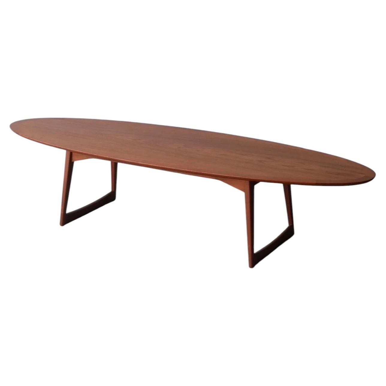 Mesa de centro con forma de tabla de surf de mediados de siglo, de Moreddi