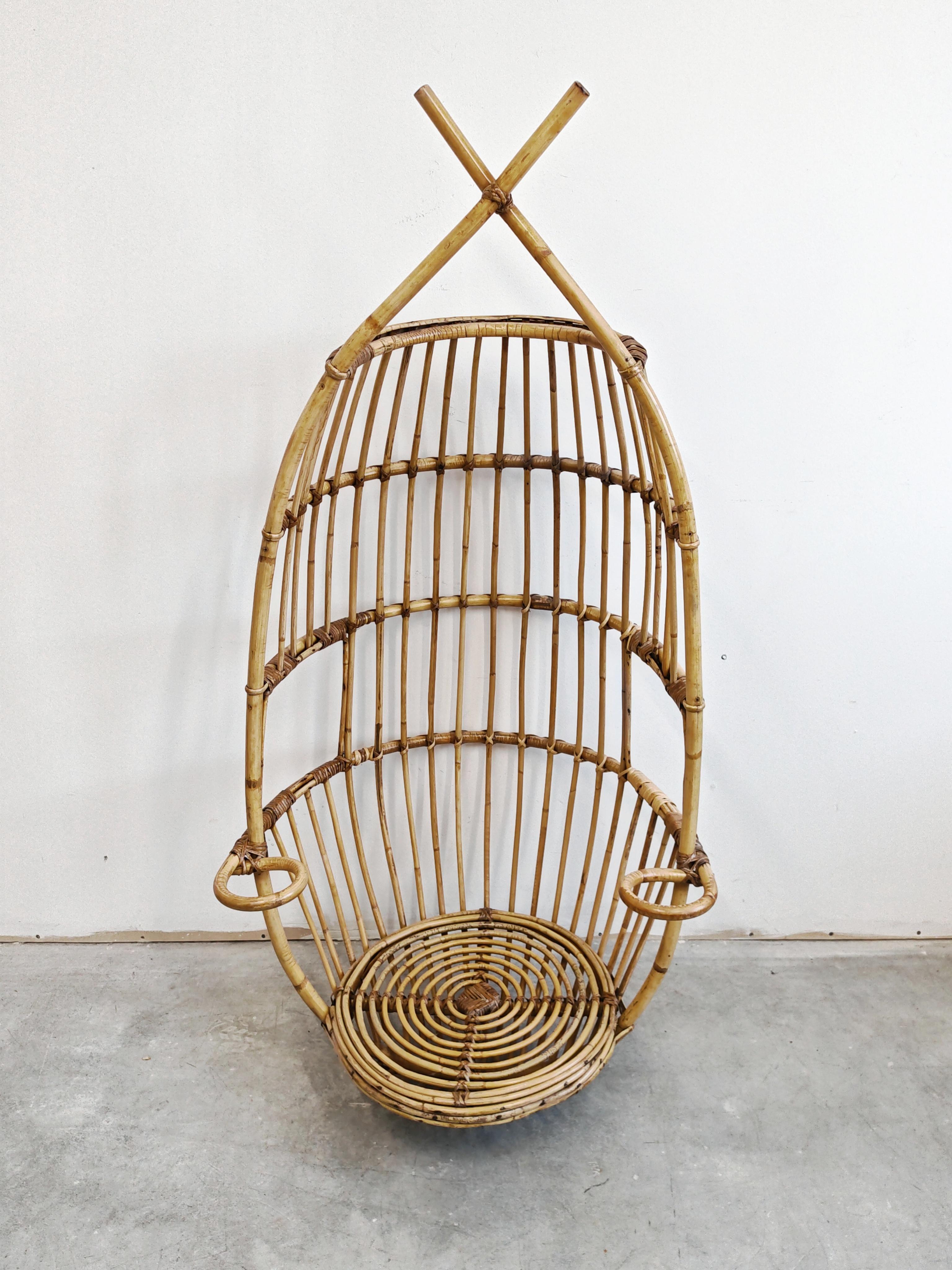 In this listing you will find a spectacular and very rare Mid Century Modern suspension armchair in bamboo, designed by Fratelli Castano. The chair features an egg shaped form, with a round cushion made of plush with monstera print. Made in Italy in