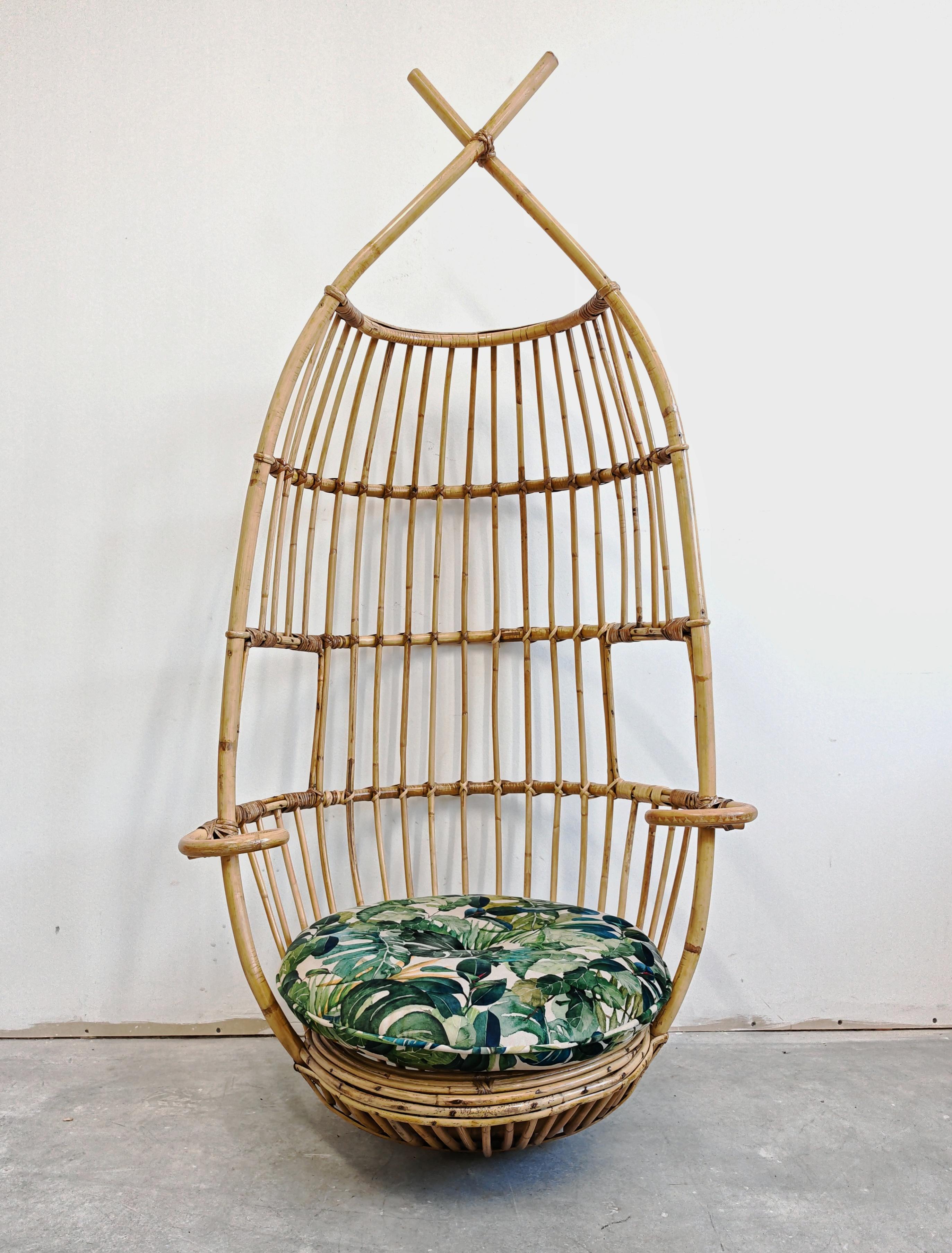 Mid Century Suspended Bamboo Egg Chair designed by Fratelli Castano, Italy 1950s Moderno de mediados de siglo en venta