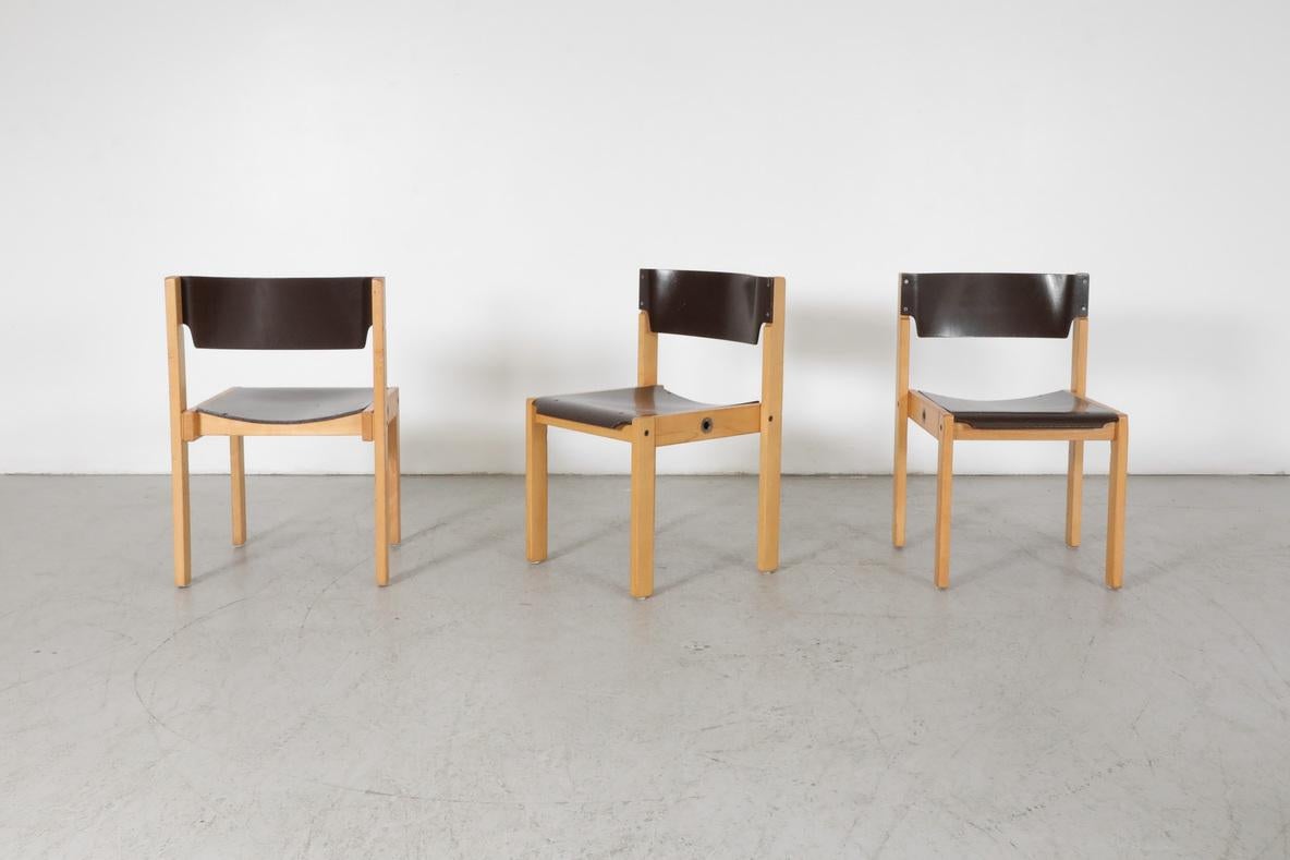Sillas apilables de dos tonos, estilo Sven Markelius, con sencillas estructuras modernistas de abedul y asientos y respaldos marrones. Están en su estado original, con un desgaste y arañazos visibles acordes con su edad y uso. Otras sillas apilables