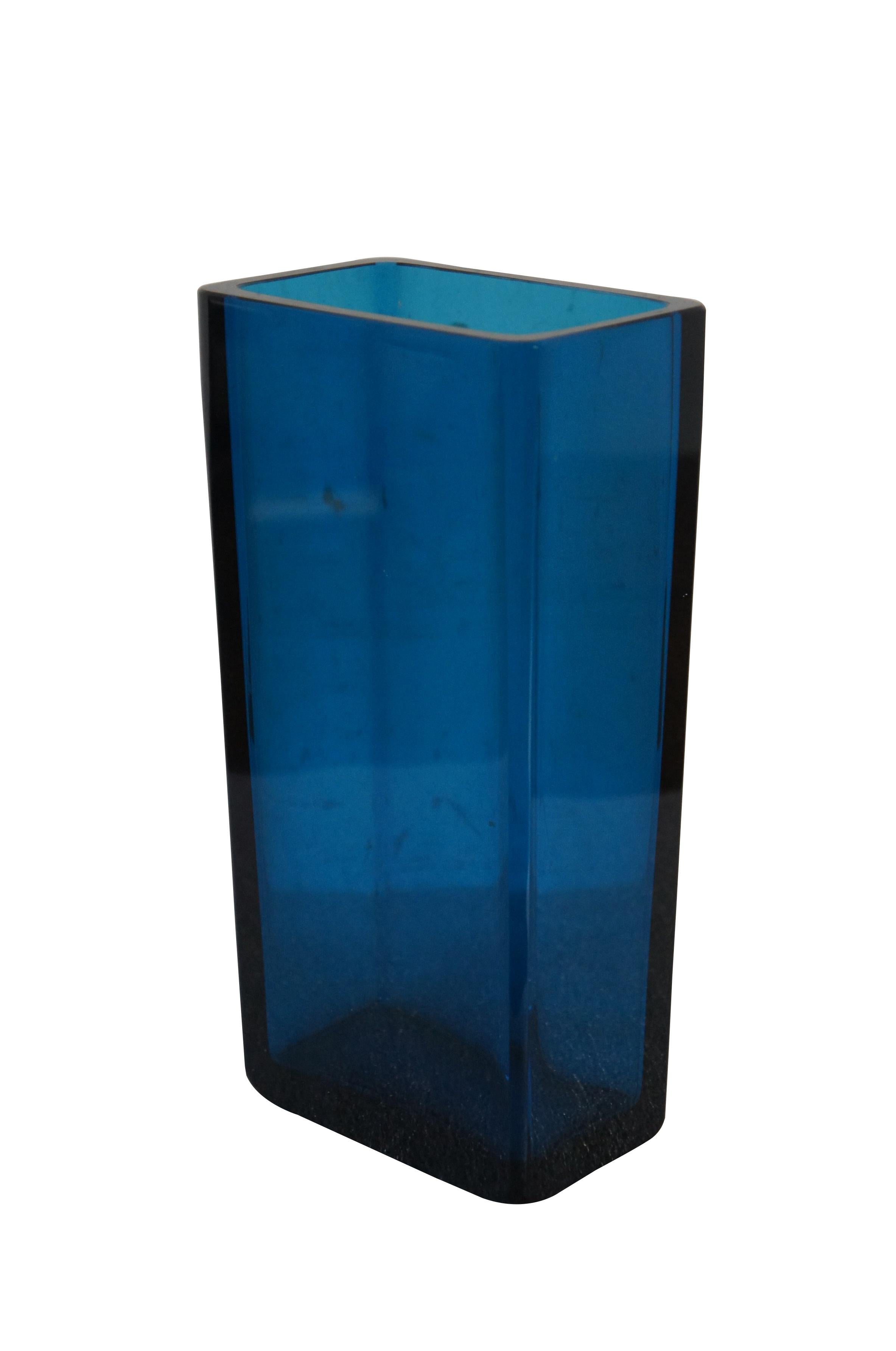 Raro vaso rettangolare in vetro blu cobalto della metà del secolo Sven Palmqvist per Orrefors. Marcato Orrefors Expo Pa 370-65 e firmato Palmqvist sulla base.  Circa 1965.

Sven Palmqvist (1906-1984) ha lavorato per la vetreria Orrefors tra gli anni
