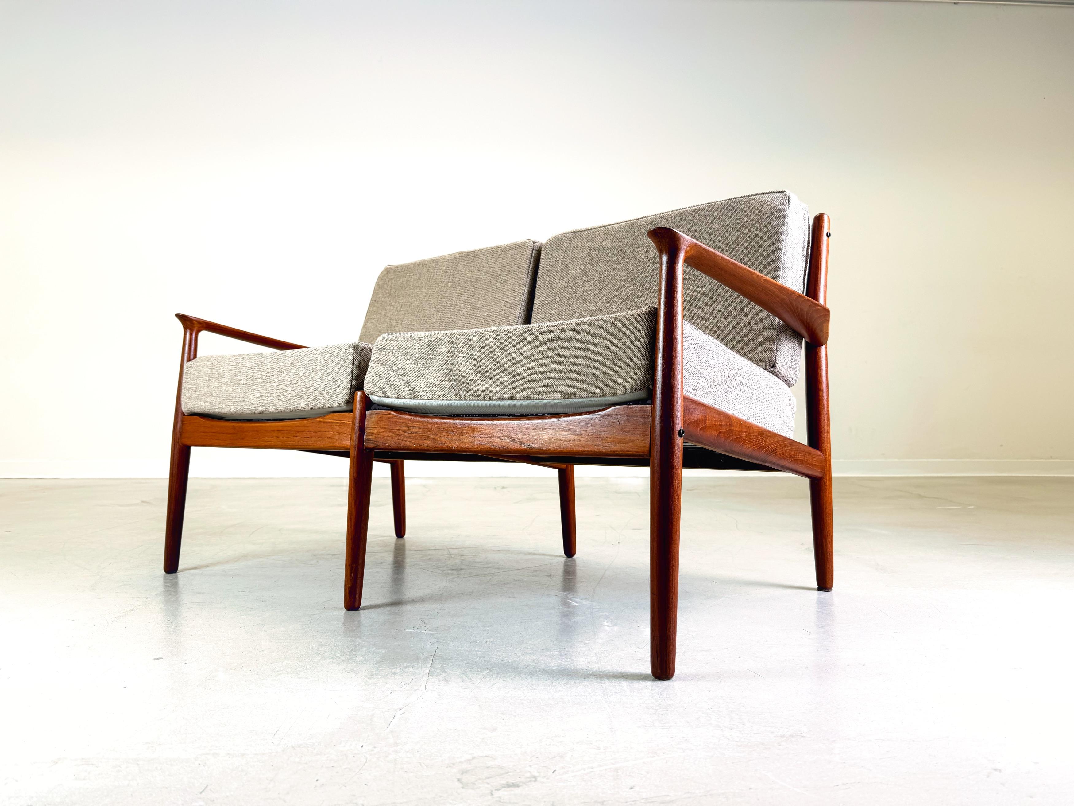 Mettiamo in vendita una bellissima Glostrup a 2 posti degli anni '60. Il design è opera di Svend Åge Eriksen e colpisce per le sue linee eleganti e l'uso di telai in teak di alta qualità. Svend Åge Eriksen è stato un importante designer danese noto