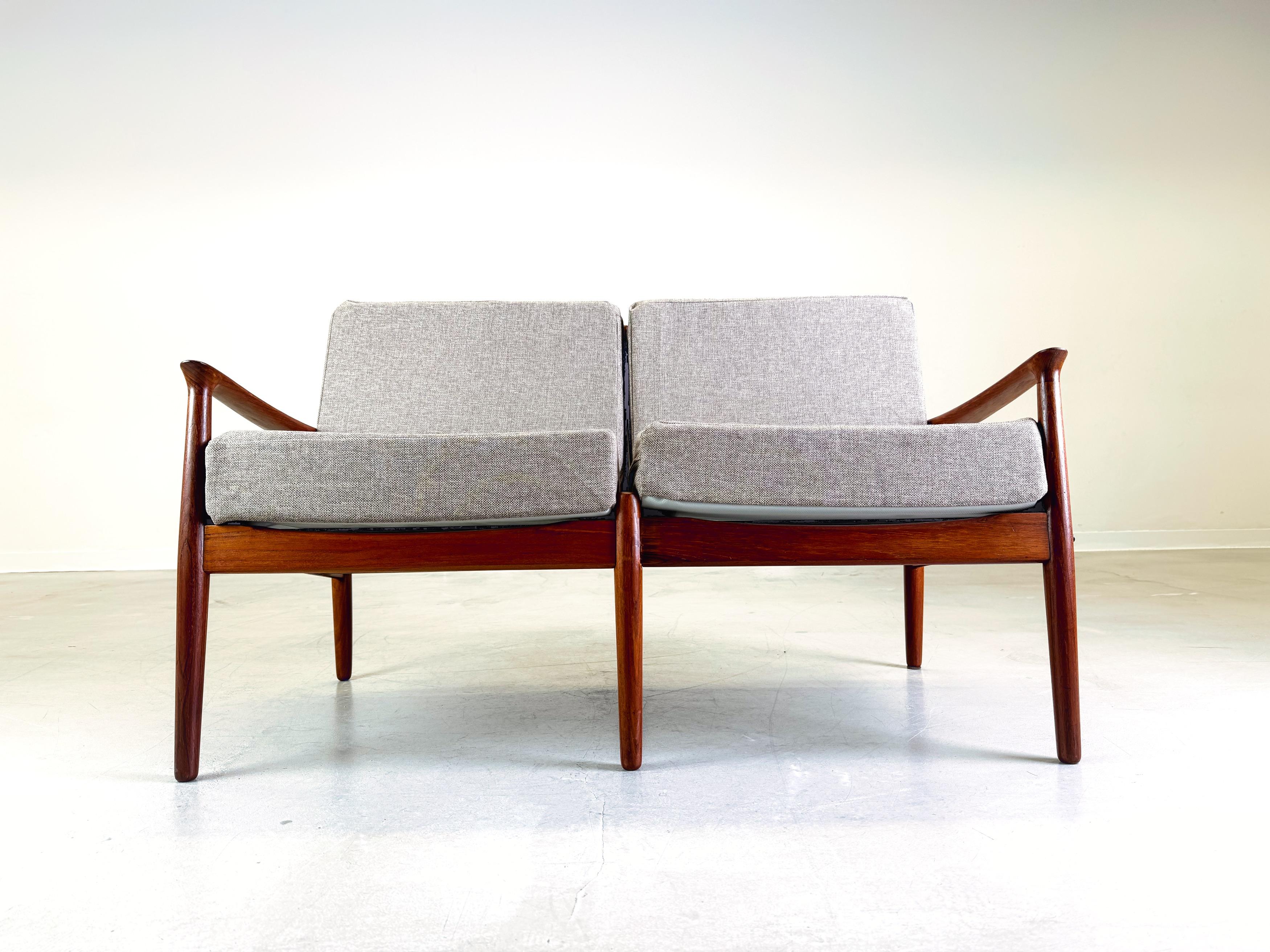 Mid-Century moderno Divano a 2 posti in teak Svend Åge di metà secolo Glostrup in vendita