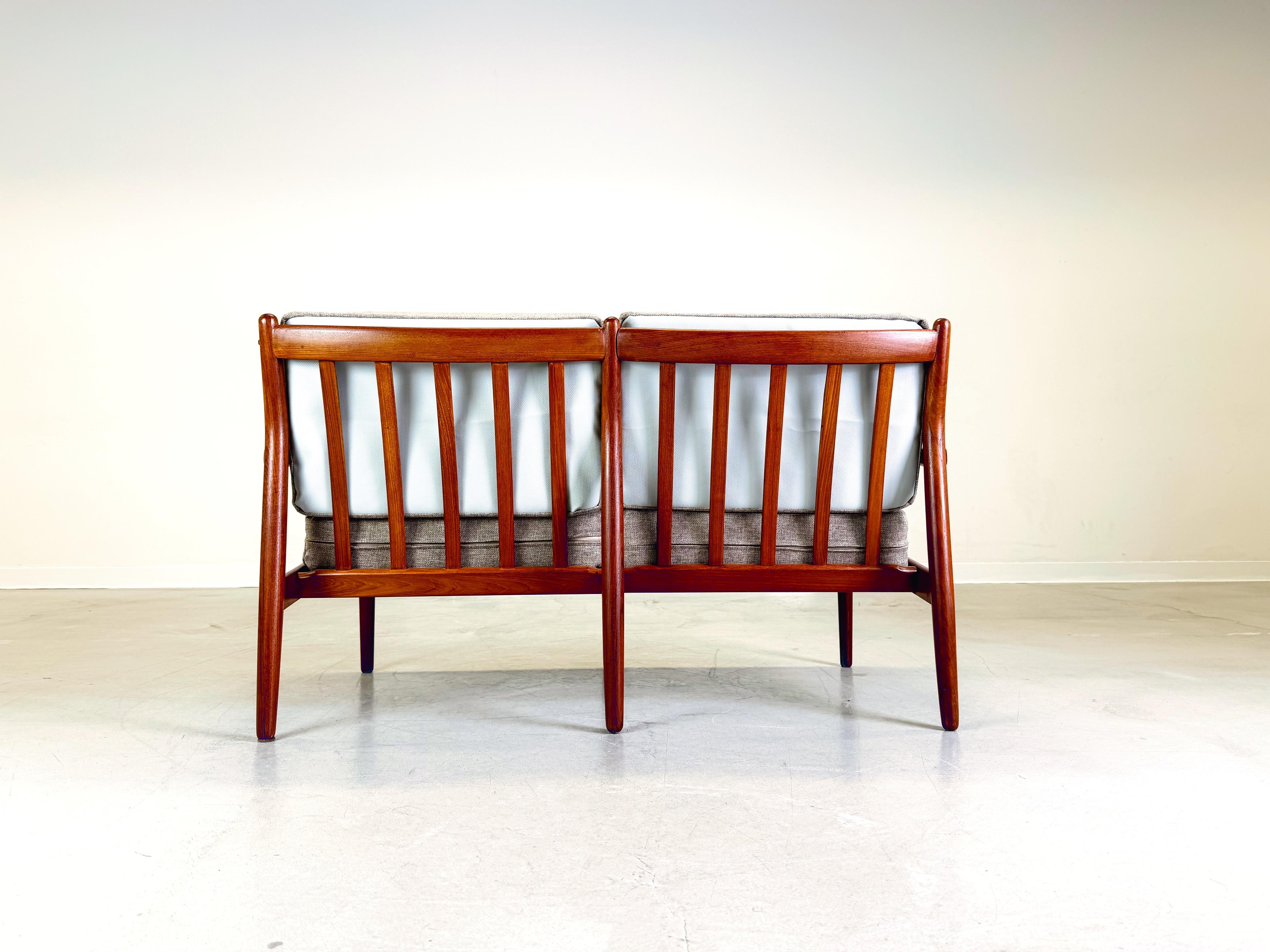 Teak Divano a 2 posti in teak Svend Åge di metà secolo Glostrup in vendita
