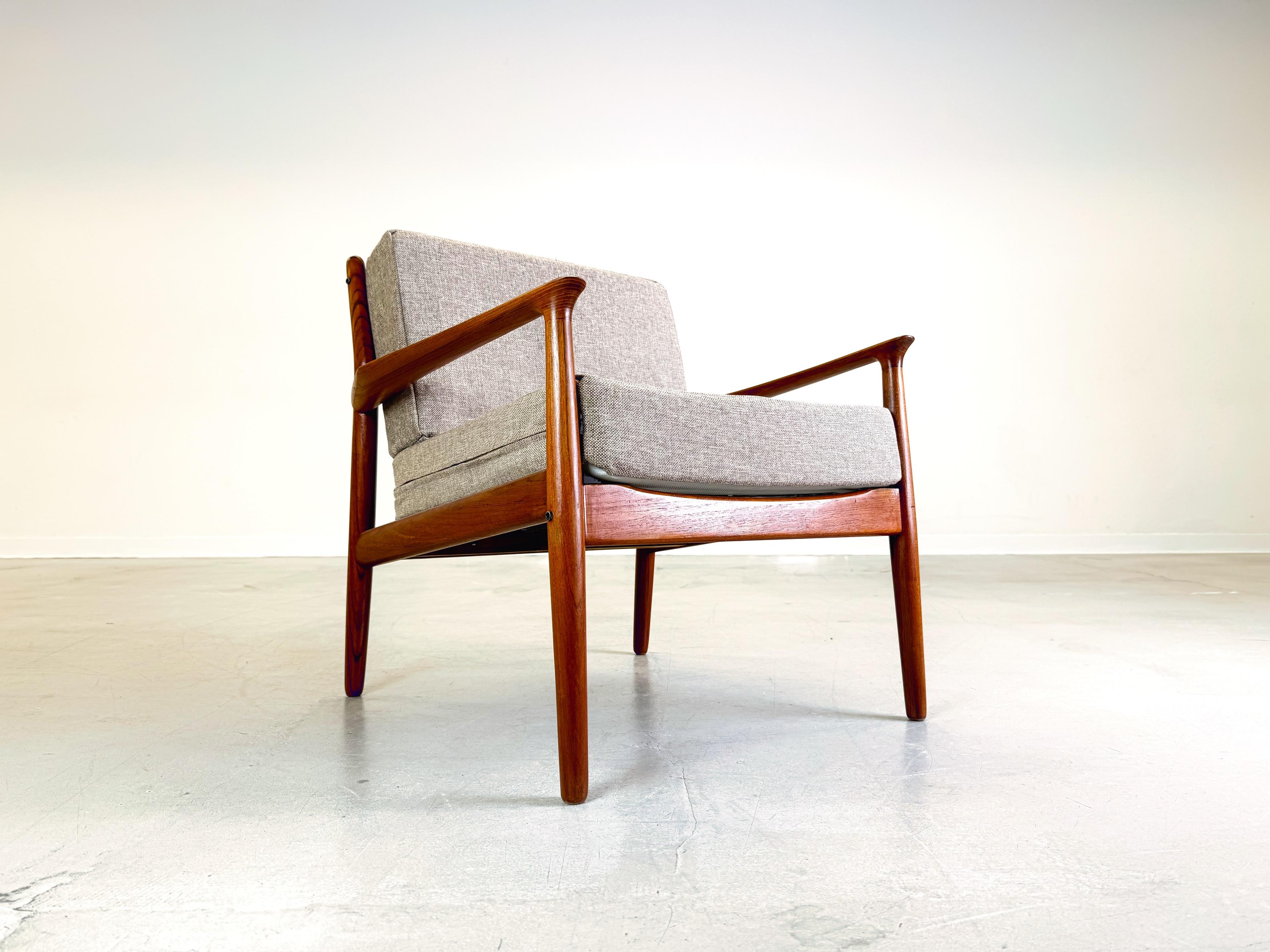 Nous proposons à la vente un magnifique fauteuil Glostrup des années 1960. Le design est signé Svend Åge Eleg et impressionne par ses lignes élégantes et l'utilisation de cadres en teck de haute qualité. Svend Åge Eriksen était un éminent designer