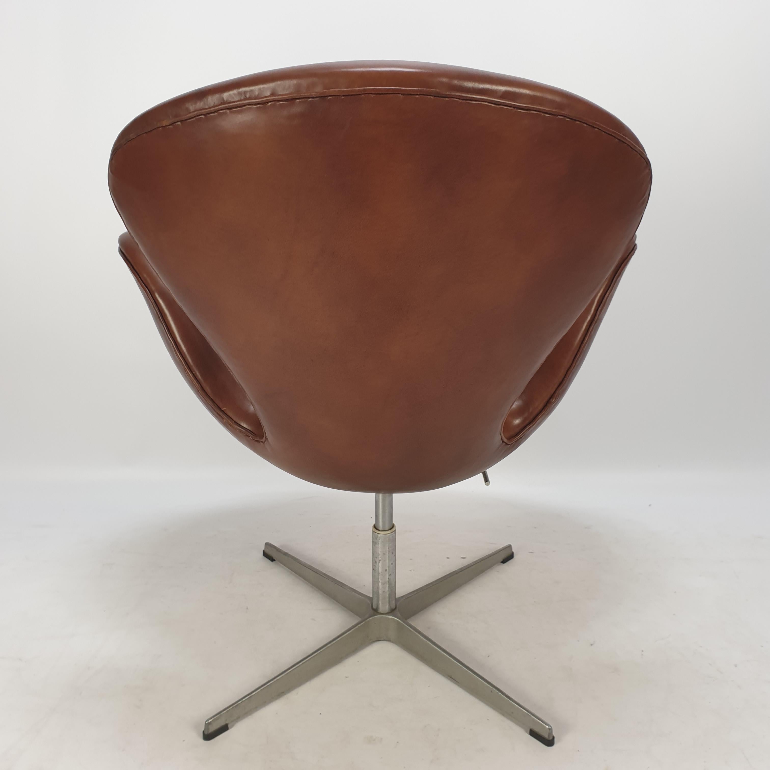 Danish Mid Century Swan Chair by Arne Jacobsen and Fritz Hansen, 1980