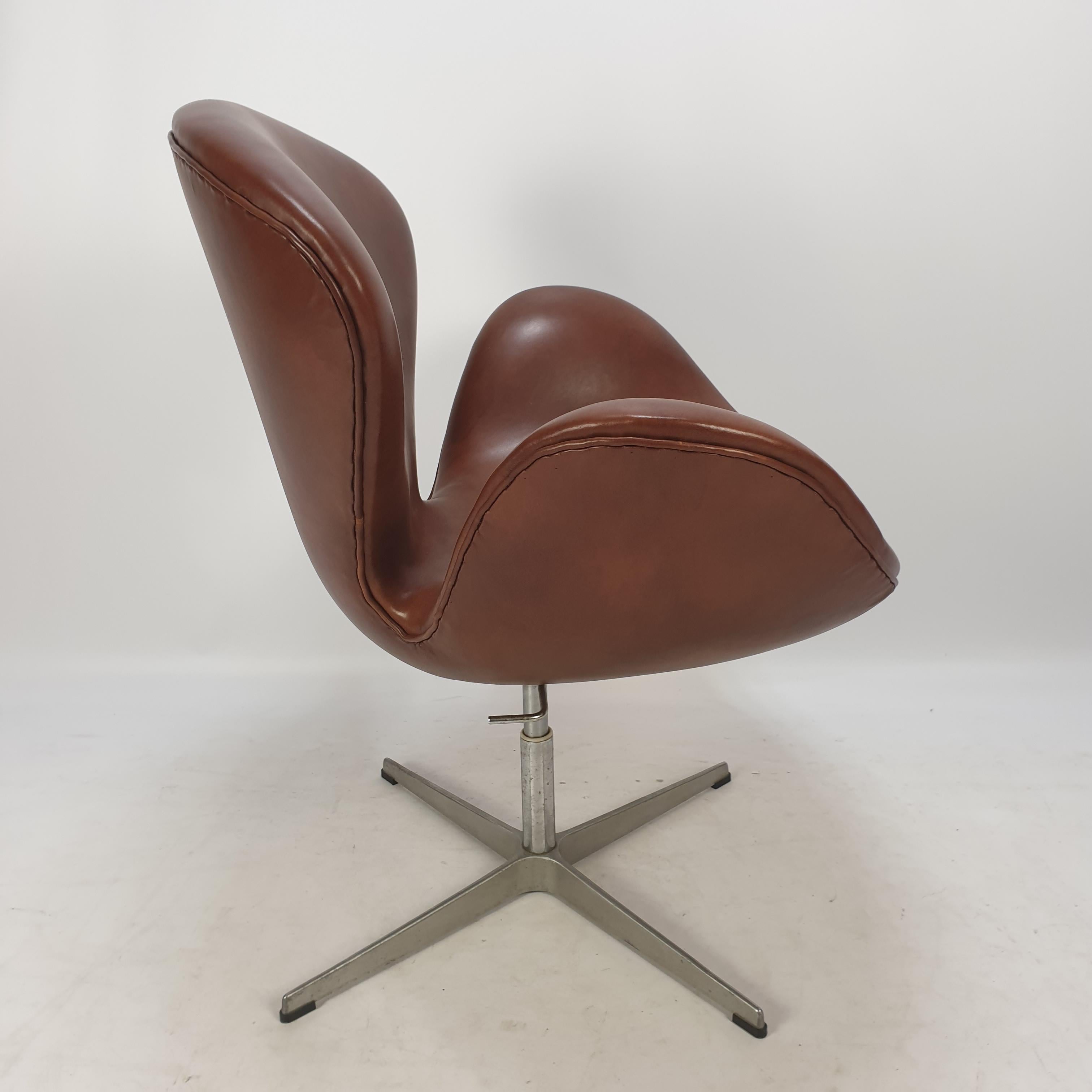 Mid Century Swan Chair by Arne Jacobsen and Fritz Hansen, 1980 In Excellent Condition In Oud Beijerland, NL