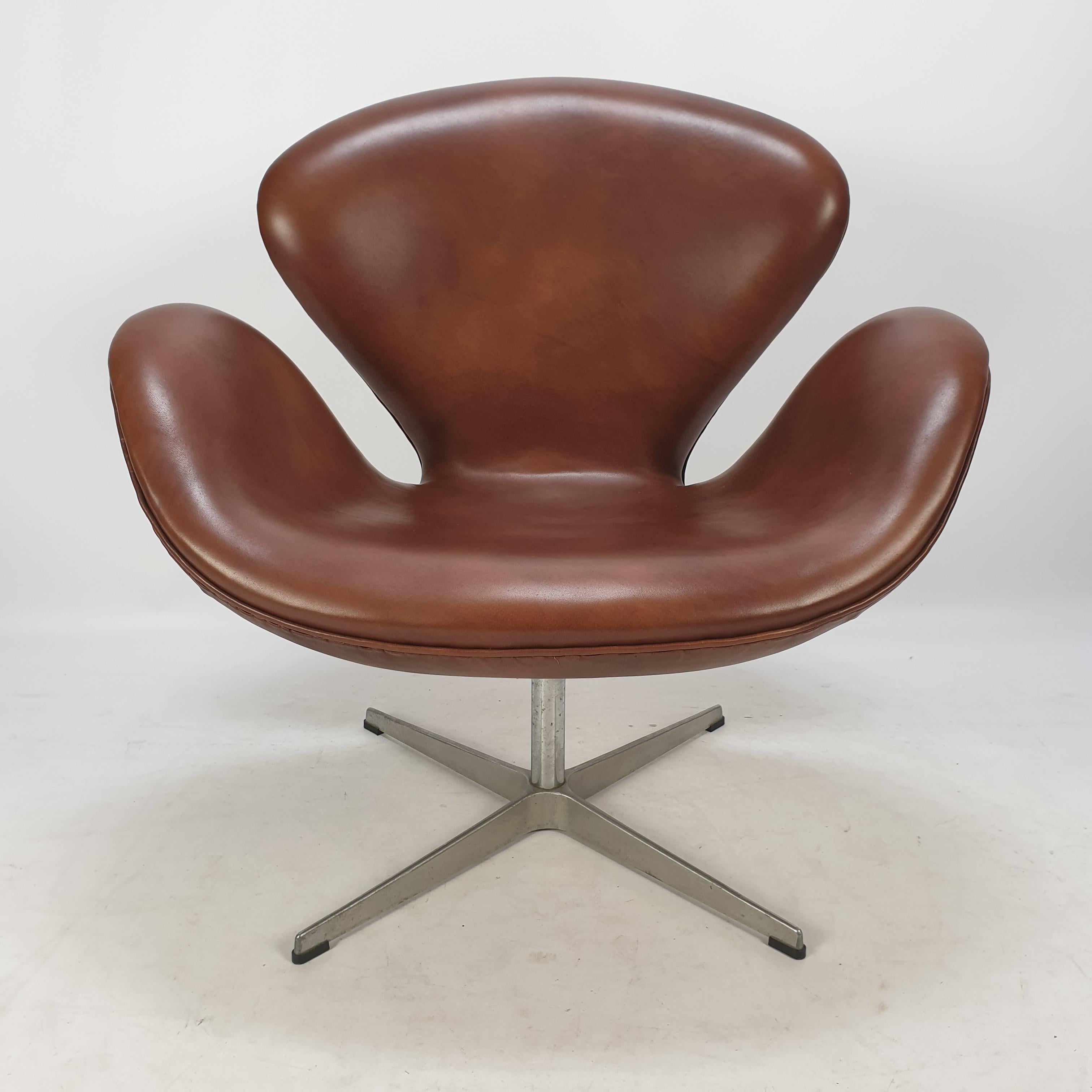 Metal Mid Century Swan Chair by Arne Jacobsen and Fritz Hansen, 1980
