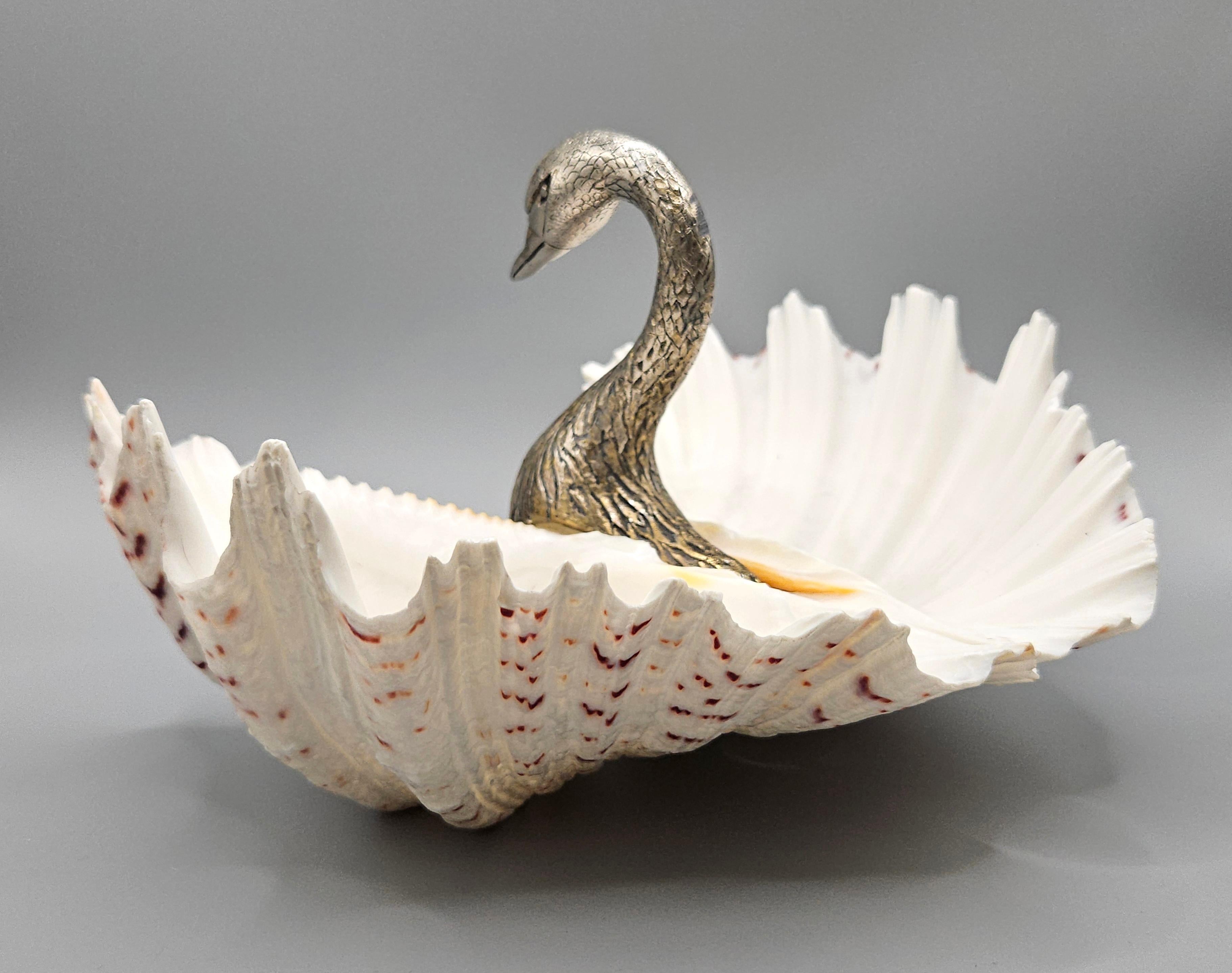 Metallo Piatto a forma di doppia conchiglia di cigno di metà secolo, stile Gabriella Binazzi, Italia, 1970 ca. in vendita