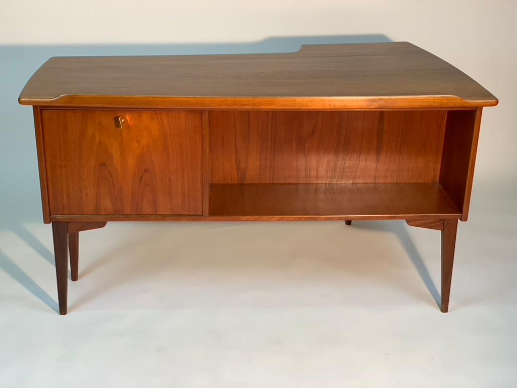 Mid Century Sweden Desk Model A10 by Göran Strand for Lelångs Möbelfabrik In Good Condition In Firenze, Toscana