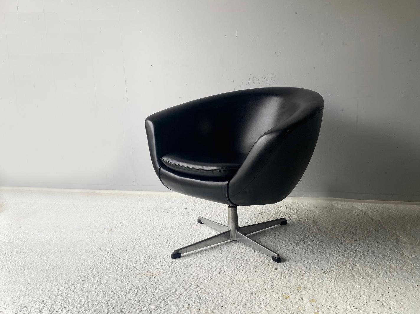 Price listed is for 1 chair only. Total of 2 hairs available can bought individually or as a pair.

Overman International have been making stylish, comfortable furniture since 1977 and are still trading. Classic Vintage Overman pieces are becoming