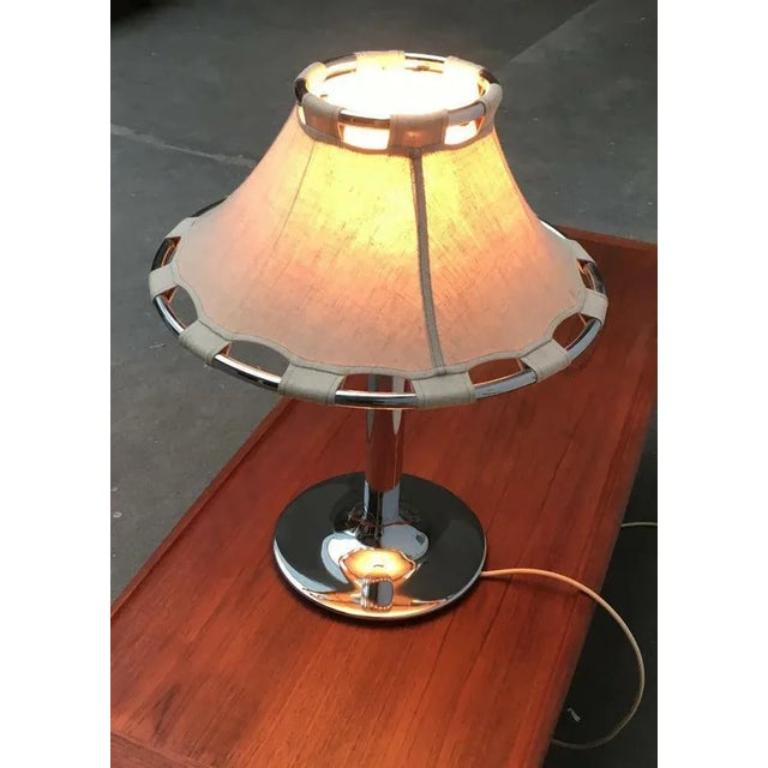 Rare lampe de table Anna par Atelje Lyktan d'après un design d'Anna Ehrner des années 70.

La particularité de ce design réside dans le contraste entre le tissu naturel et le chrome. Le parapluie est recouvert d'une toile grossière qui est