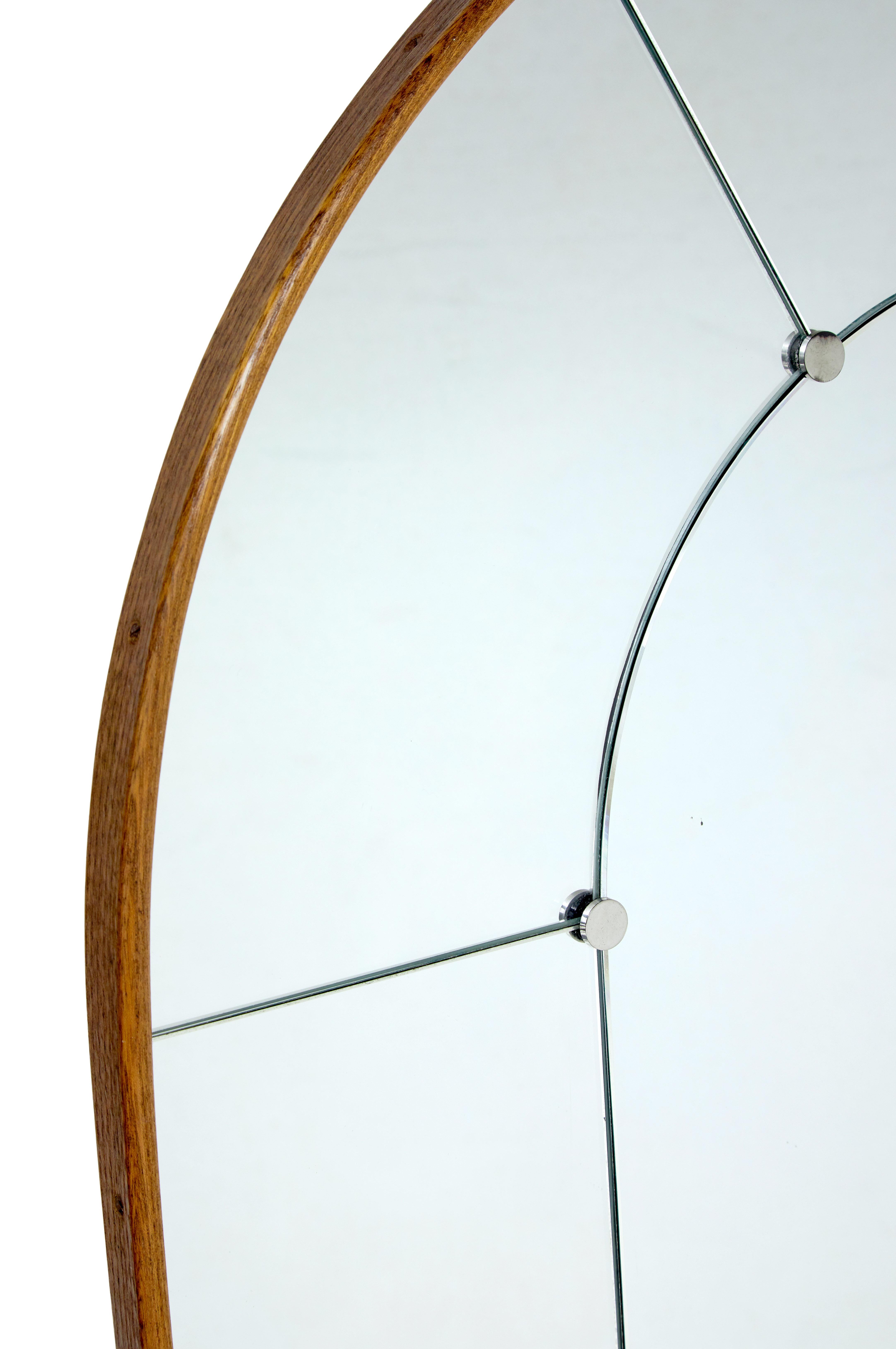 Specchio arlecchino svedese ad arco della metà del secolo scorso, 1950 circa.

Specchio da parete di ispirazione deco svedese di ottima qualità, probabilmente realizzato da glas and tra.

Cornice in rovere sagomata con piano ad arco, dotata di un