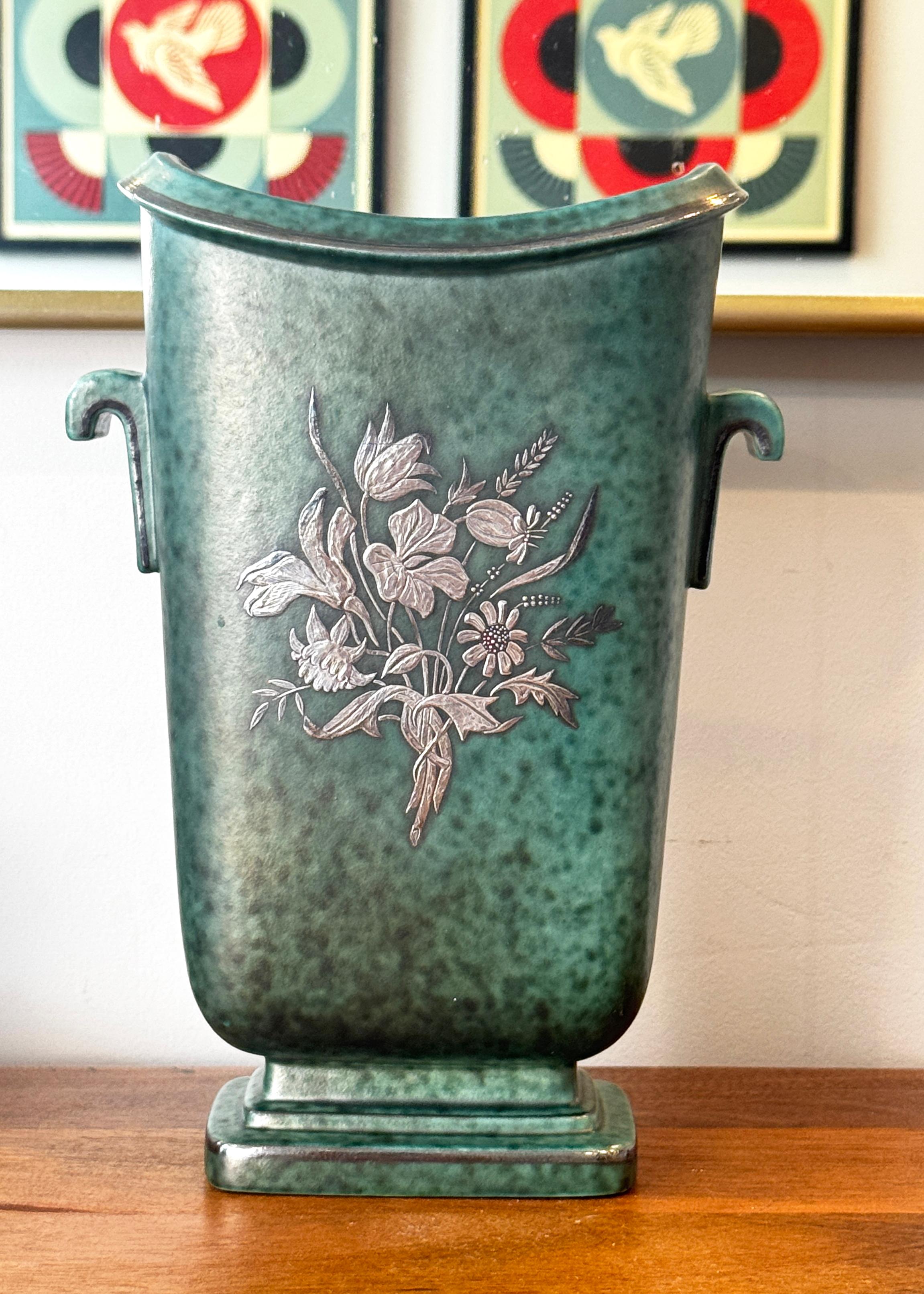 Jarrón sueco de mediados de siglo con ramitas florales en plata de Wilhelm Kage Escandinavo moderno en venta
