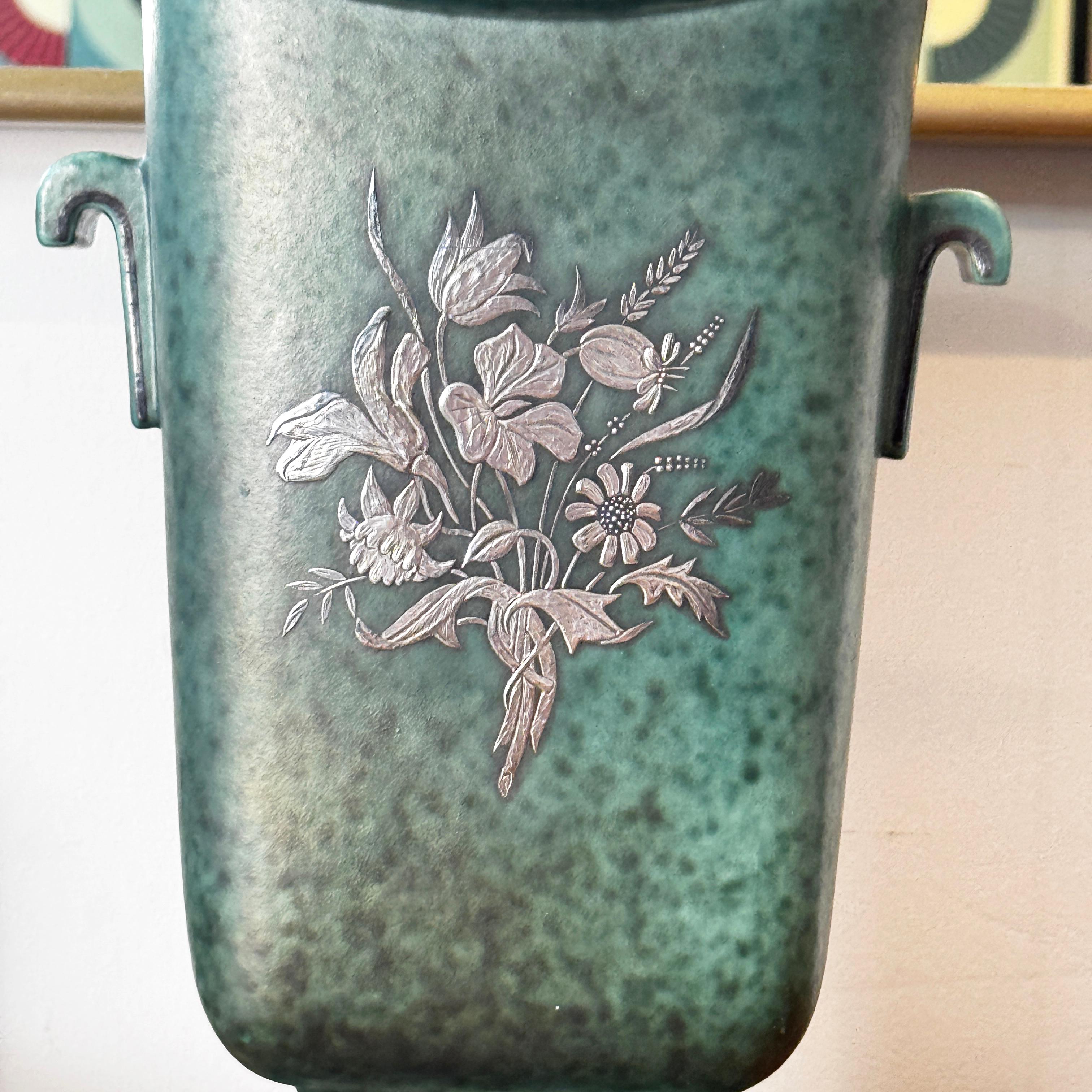 Jarrón sueco de mediados de siglo con ramitas florales en plata de Wilhelm Kage en Bueno estado para la venta en Philadelphia, PA