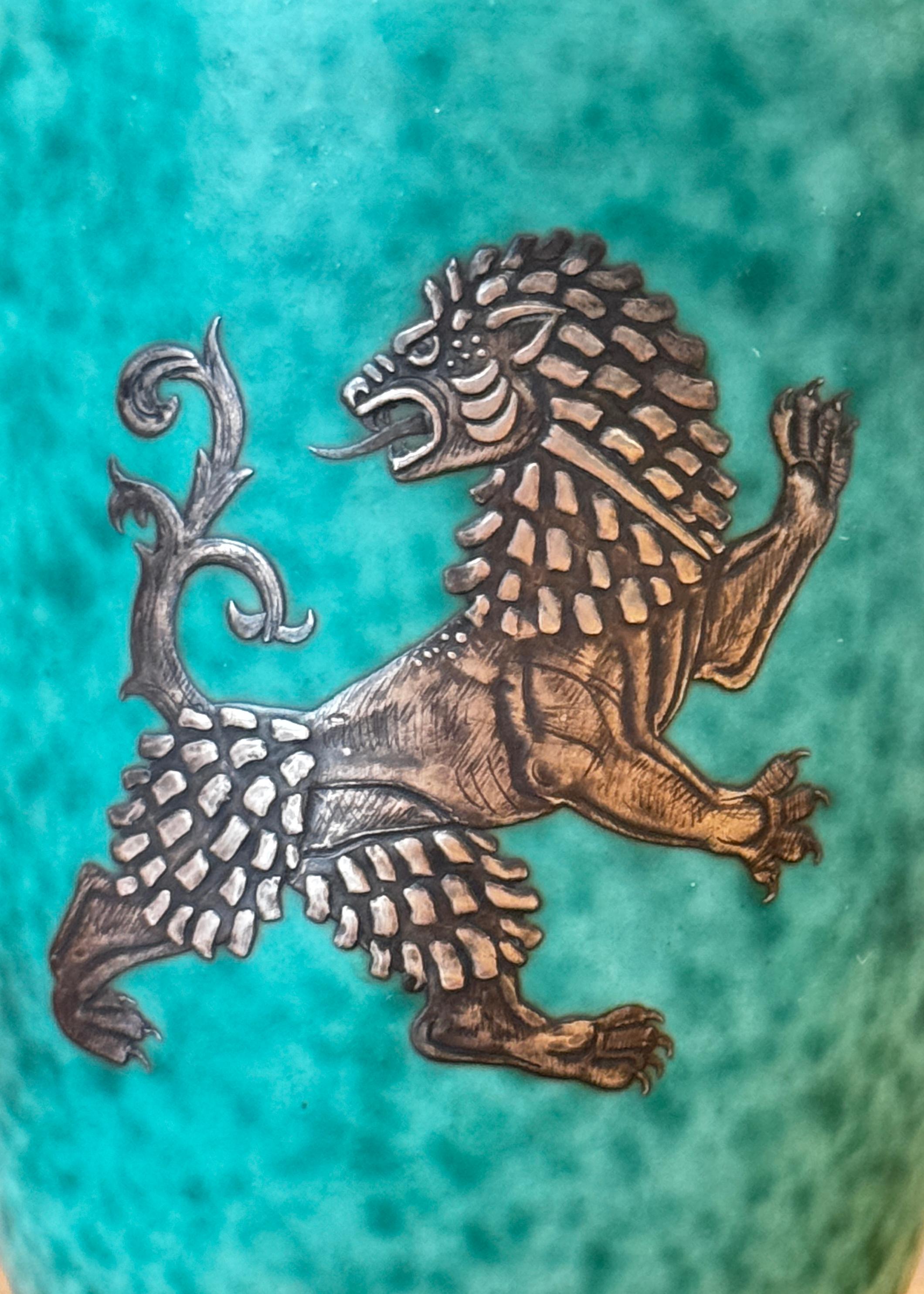 Jarrón sueco de mediados de siglo con león rampante de Wilhelm Kage Gres en venta