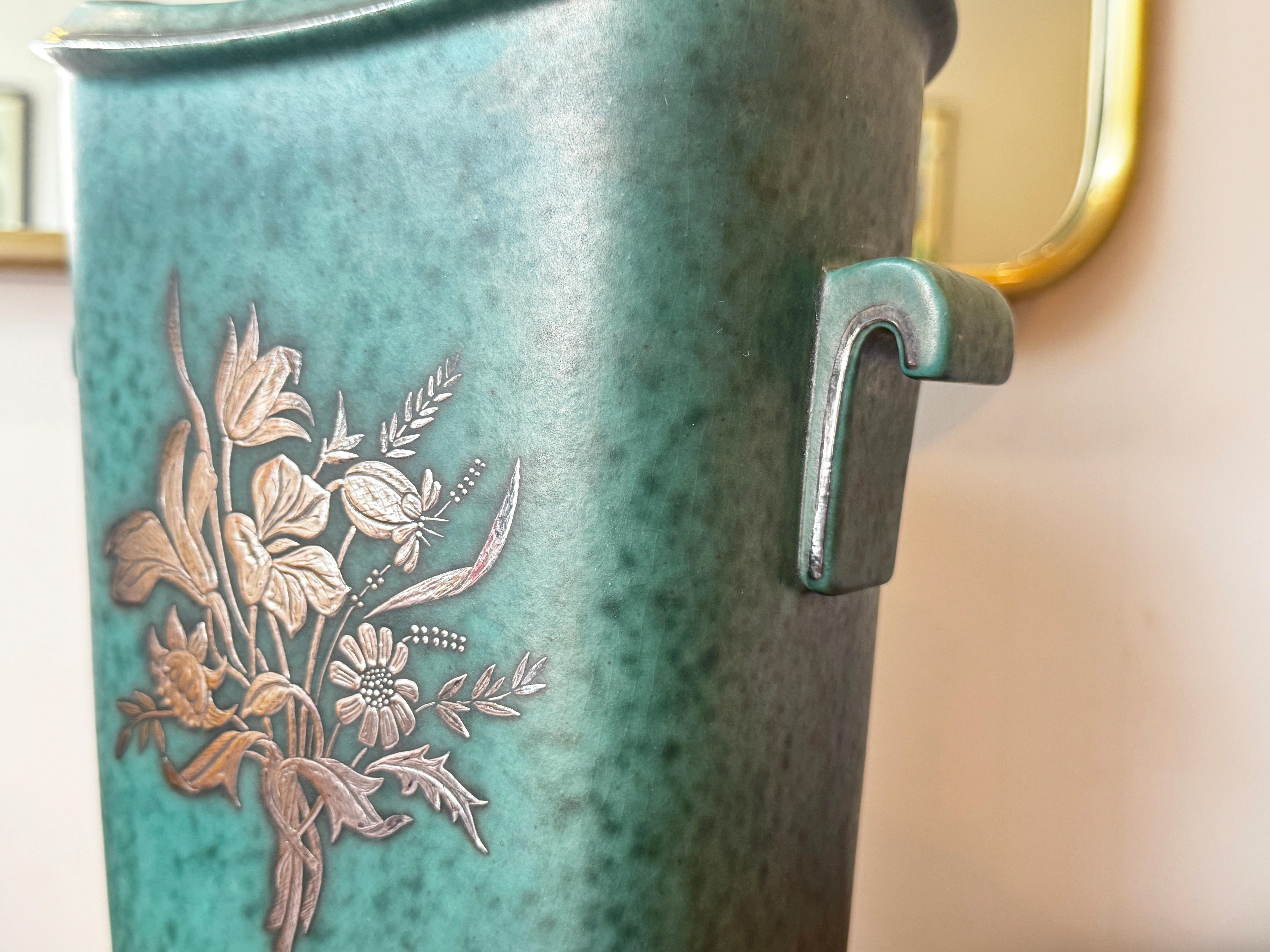 Jarrón sueco de mediados de siglo con ramitas florales en plata de Wilhelm Kage Gres en venta