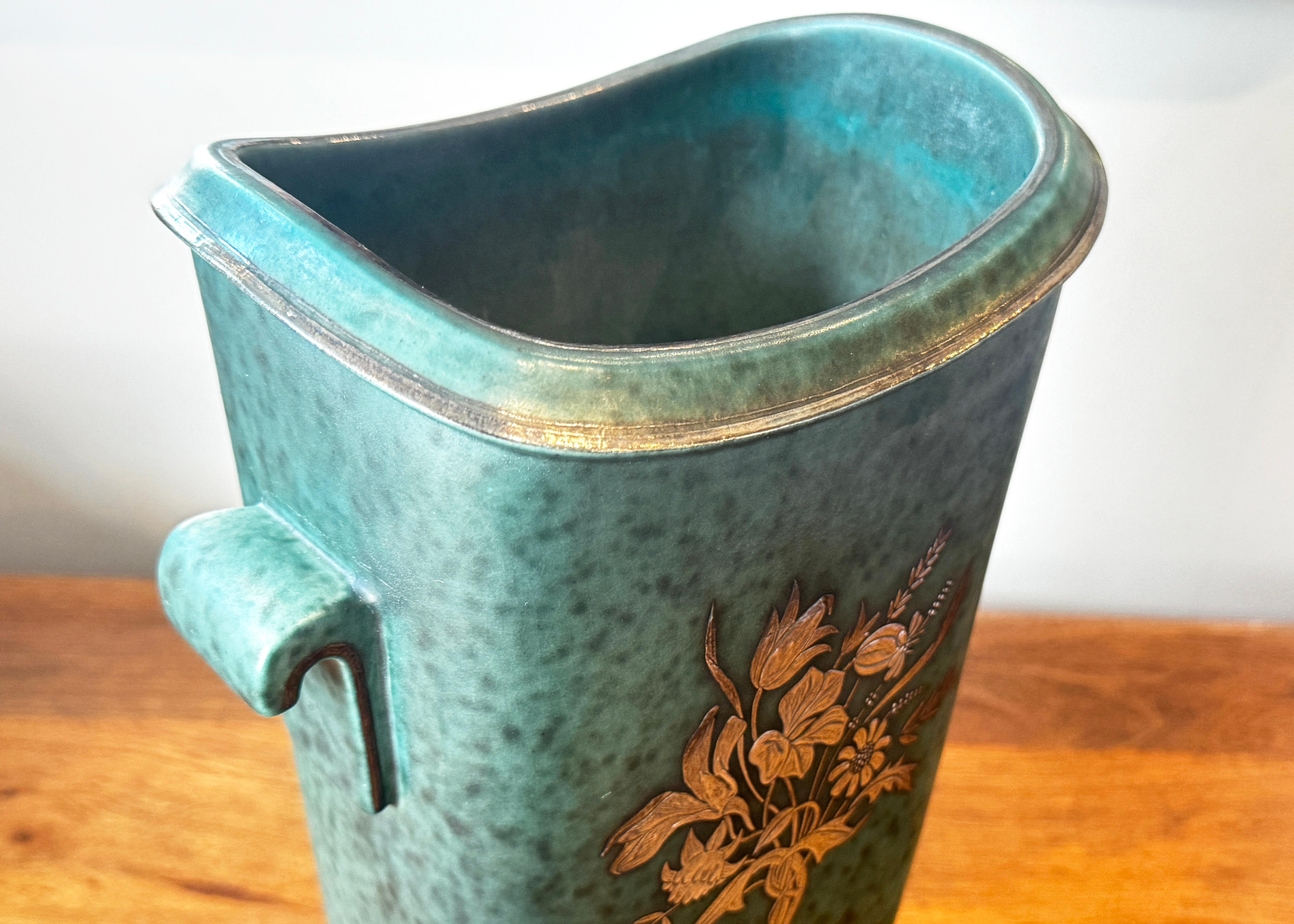 Jarrón sueco de mediados de siglo con ramitas florales en plata de Wilhelm Kage en venta 1