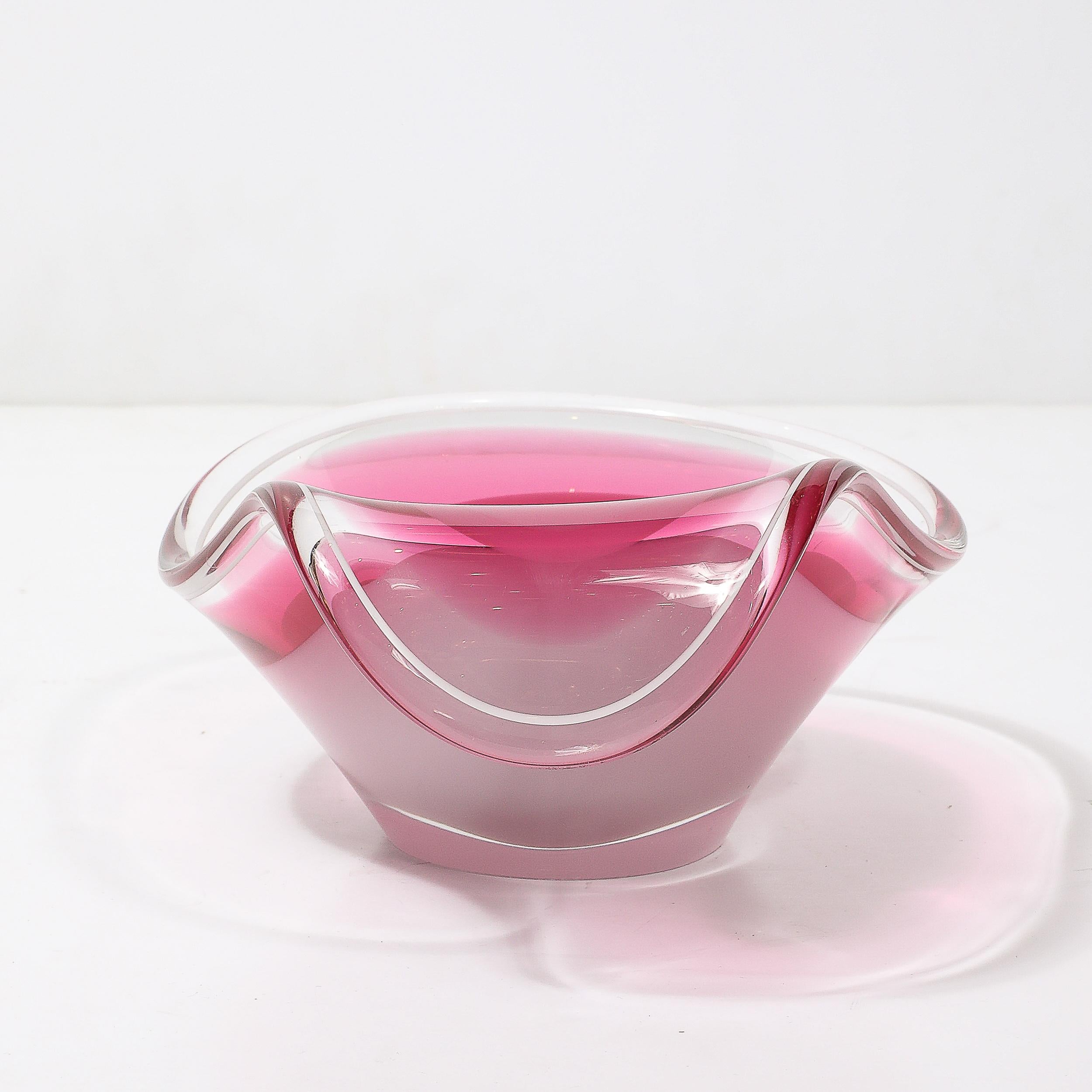 Centro de mesa de Swedish art glass de mediados de siglo Rubí y cuenco blanco de Flygsfors Coquill en venta 3