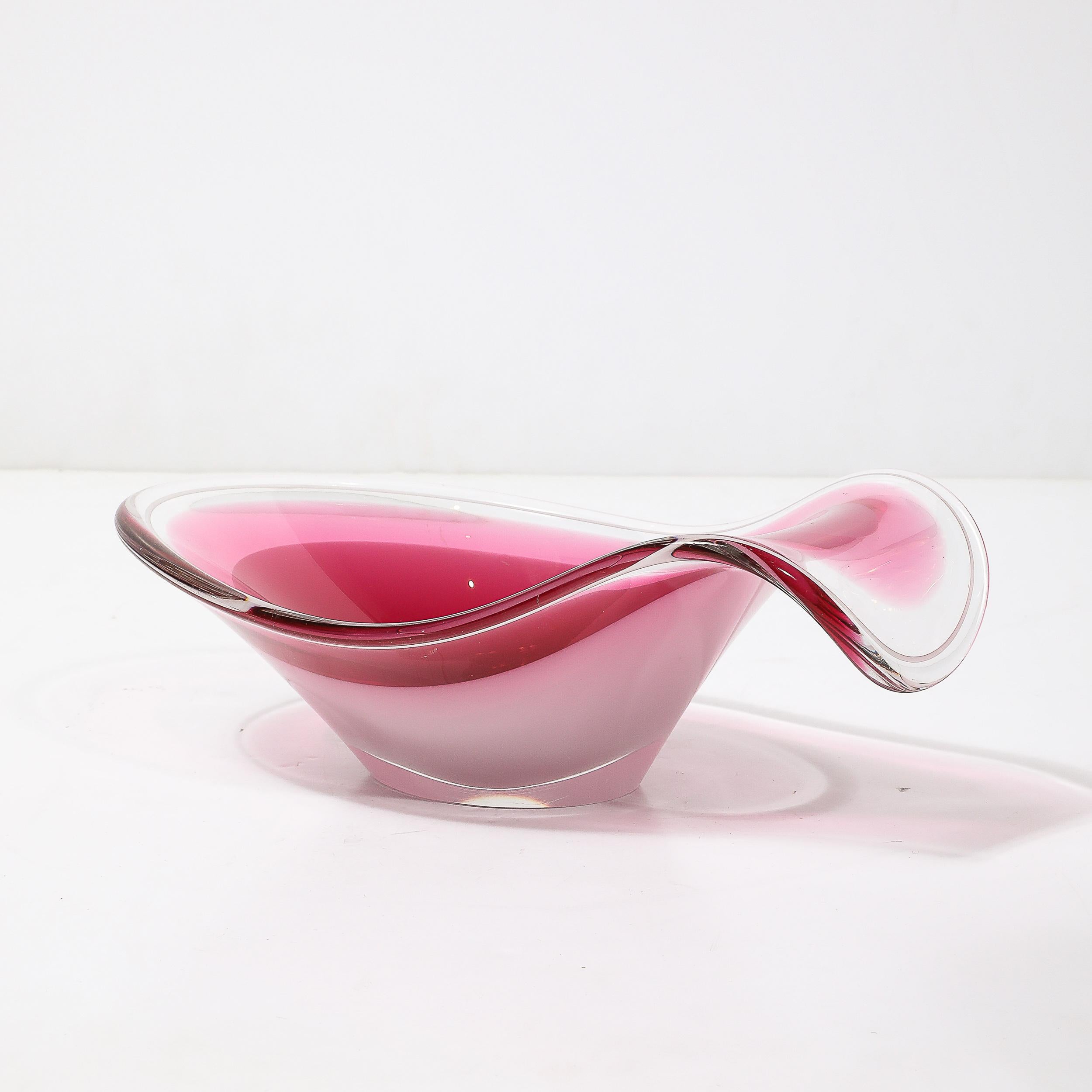 Centro de mesa de Swedish art glass de mediados de siglo Rubí y cuenco blanco de Flygsfors Coquill en venta 4