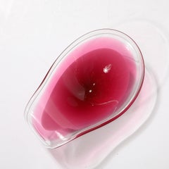 Centro de mesa de Swedish art glass de mediados de siglo Rubí y cuenco blanco de Flygsfors Coquill