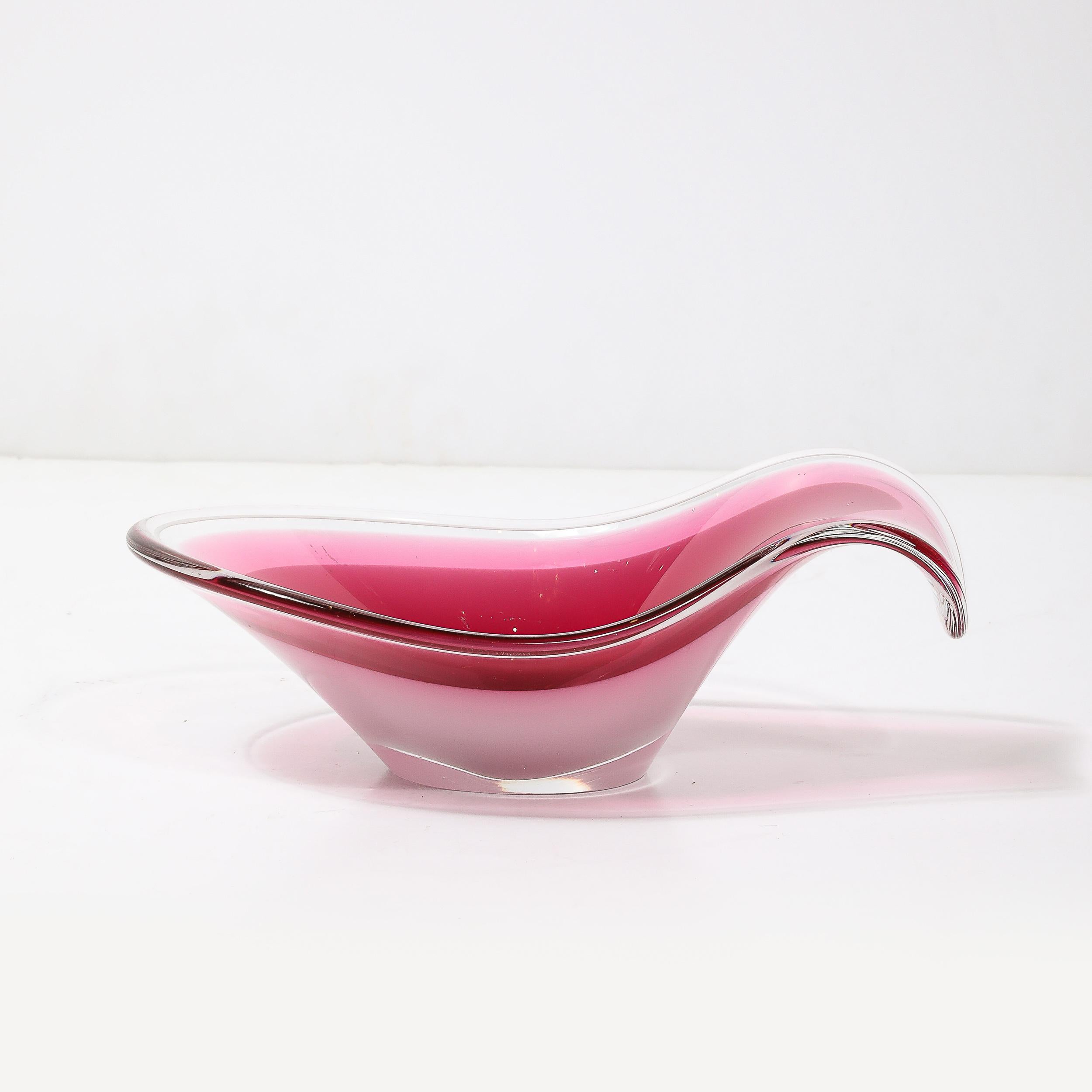 Centro de mesa de Swedish art glass de mediados de siglo Rubí y cuenco blanco de Flygsfors Coquill Moderno de mediados de siglo en venta