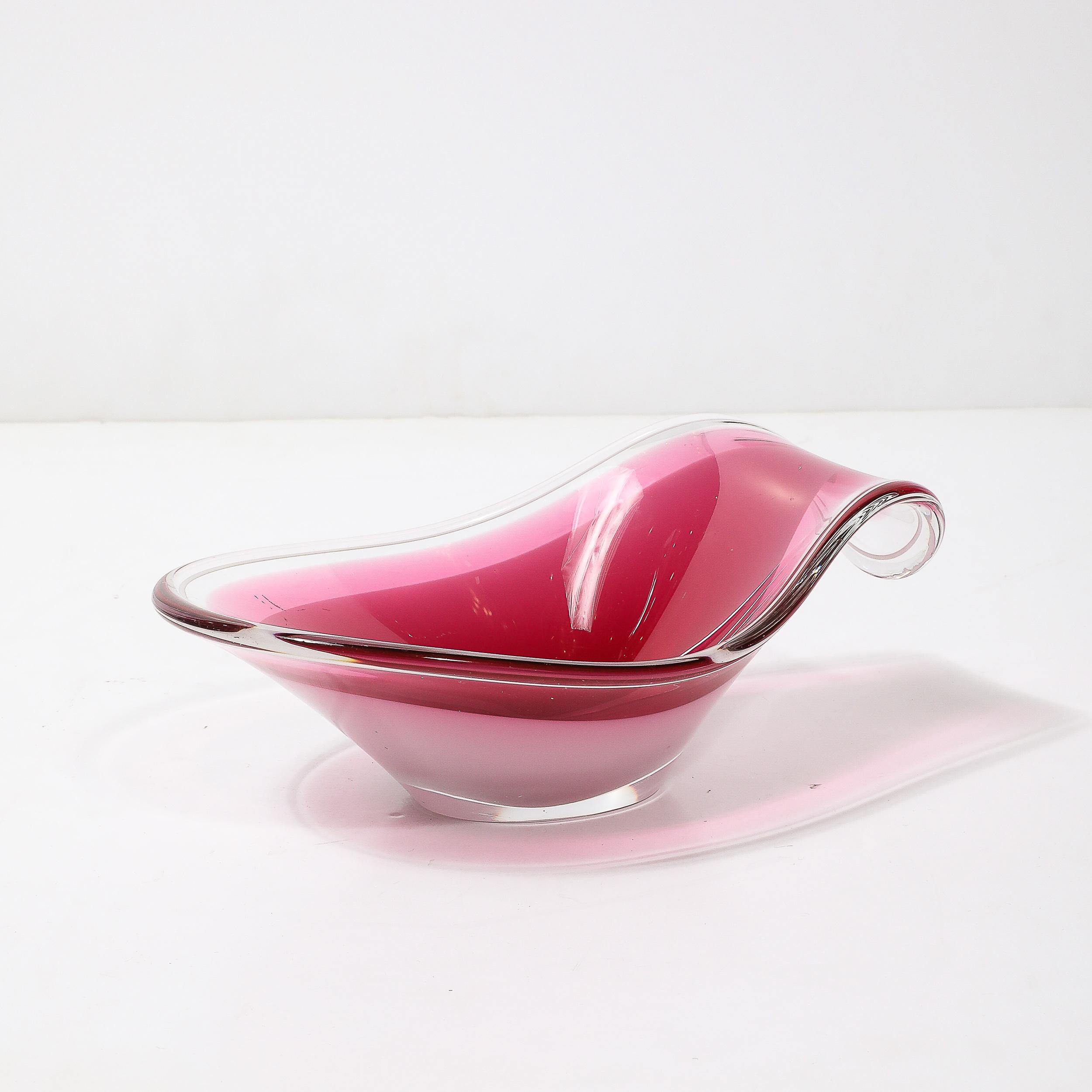 Centro de mesa de Swedish art glass de mediados de siglo Rubí y cuenco blanco de Flygsfors Coquill Sueco en venta