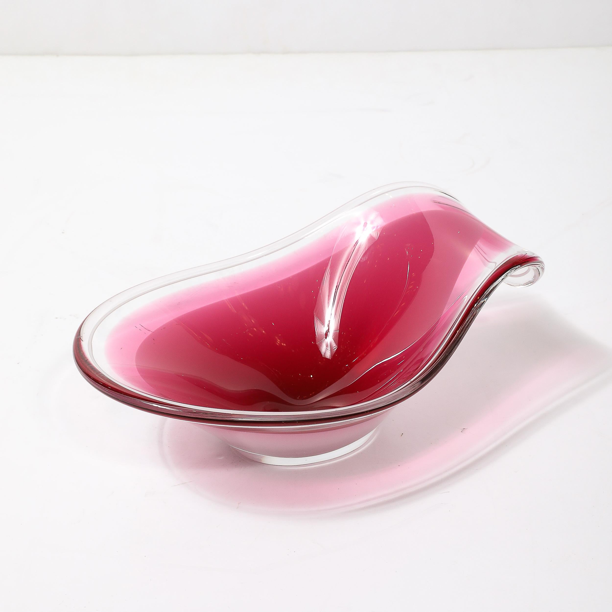 Centro de mesa de Swedish art glass de mediados de siglo Rubí y cuenco blanco de Flygsfors Coquill en Excelente estado para la venta en New York, NY