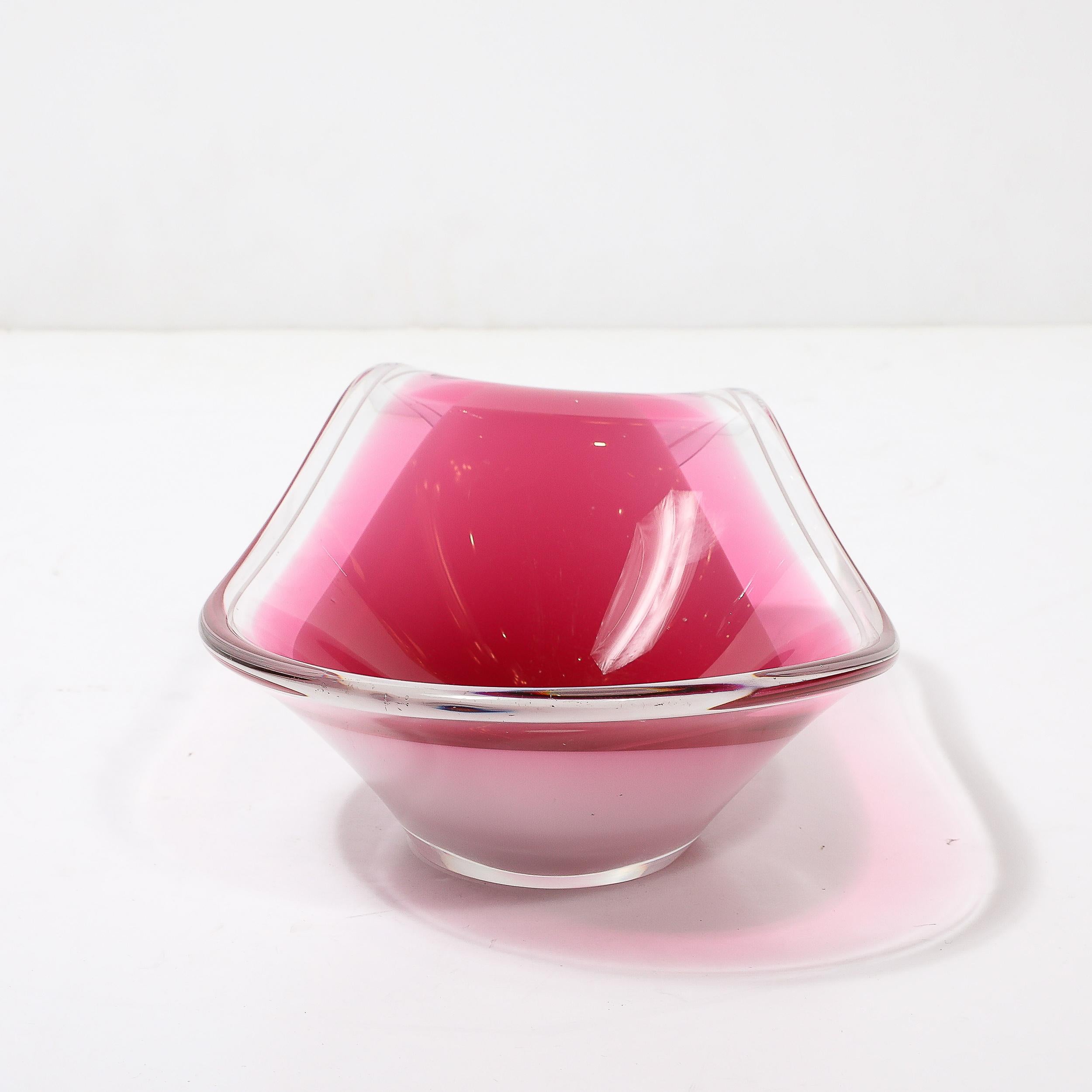 Centro de mesa de Swedish art glass de mediados de siglo Rubí y cuenco blanco de Flygsfors Coquill mediados del siglo XX en venta