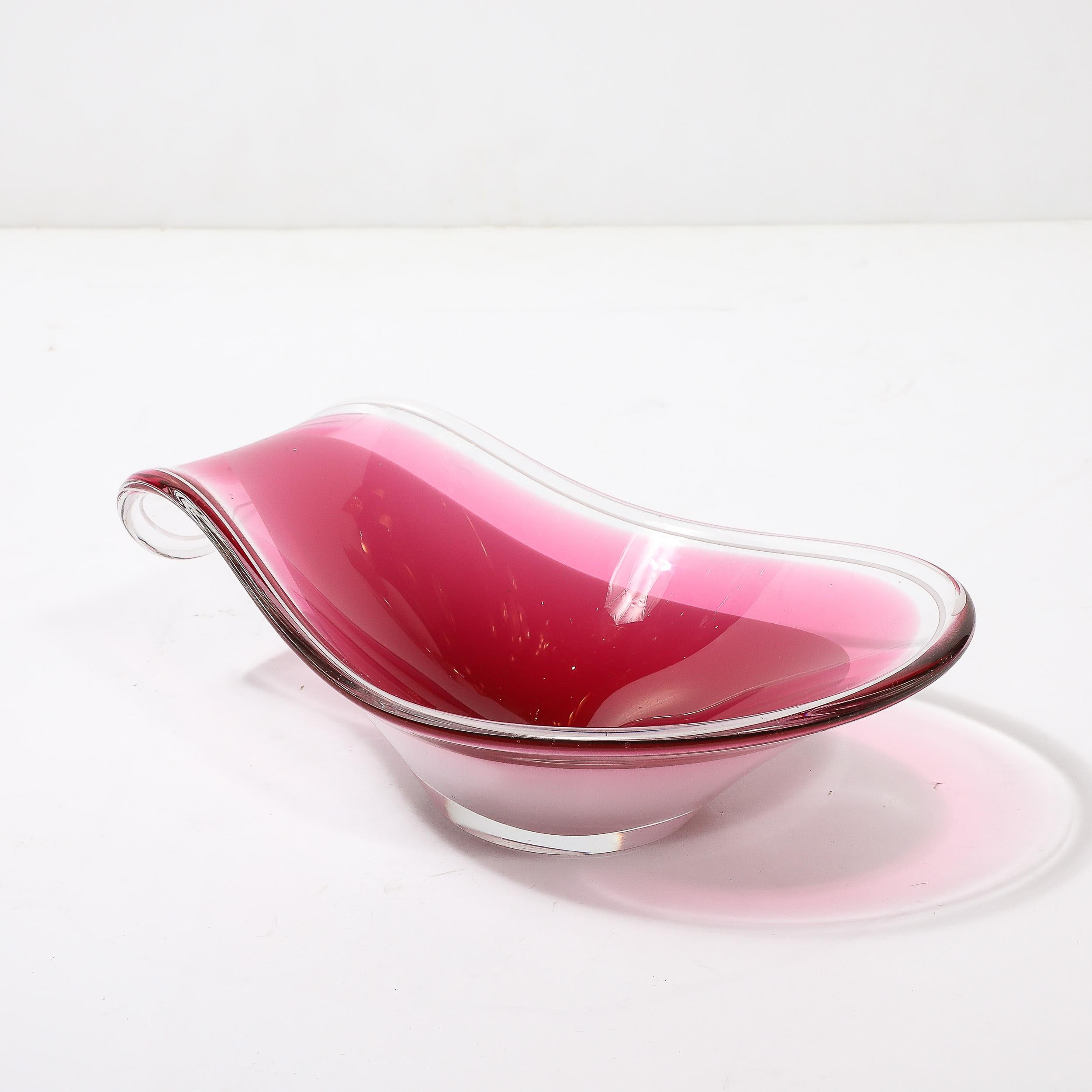 Centro de mesa de Swedish art glass de mediados de siglo Rubí y cuenco blanco de Flygsfors Coquill Vidrio artístico en venta