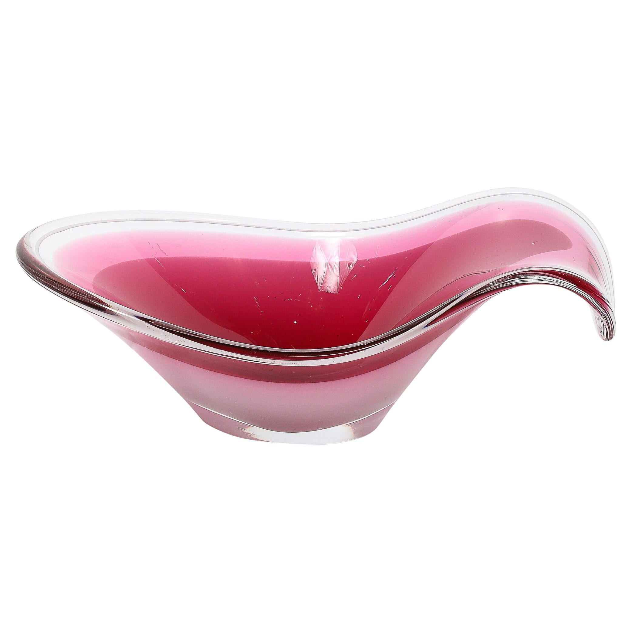 Centro de mesa de Swedish art glass de mediados de siglo Rubí y cuenco blanco de Flygsfors Coquill