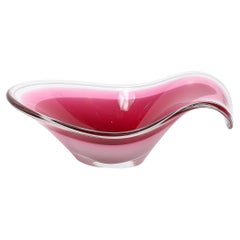 Centre de table en verre d'art suédois du milieu du siècle rubis et blanc de Flygsfors Coquill