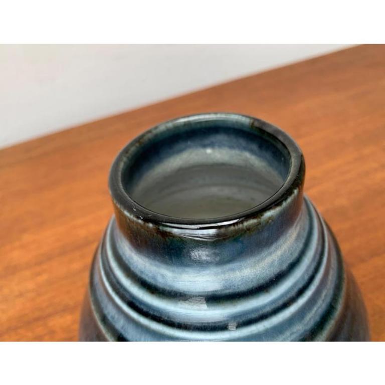 Vaso svedese di metà secolo della serie Bamboo di Olle Alberius per Rörstrand, anni '60, in ottime condizioni. Progettato tra il 1960 e il 1969 Questo pezzo ha un marchio di attribuzione.

Informazioni aggiuntive:
Materiali: Ceramica
Stile: Medioevo
