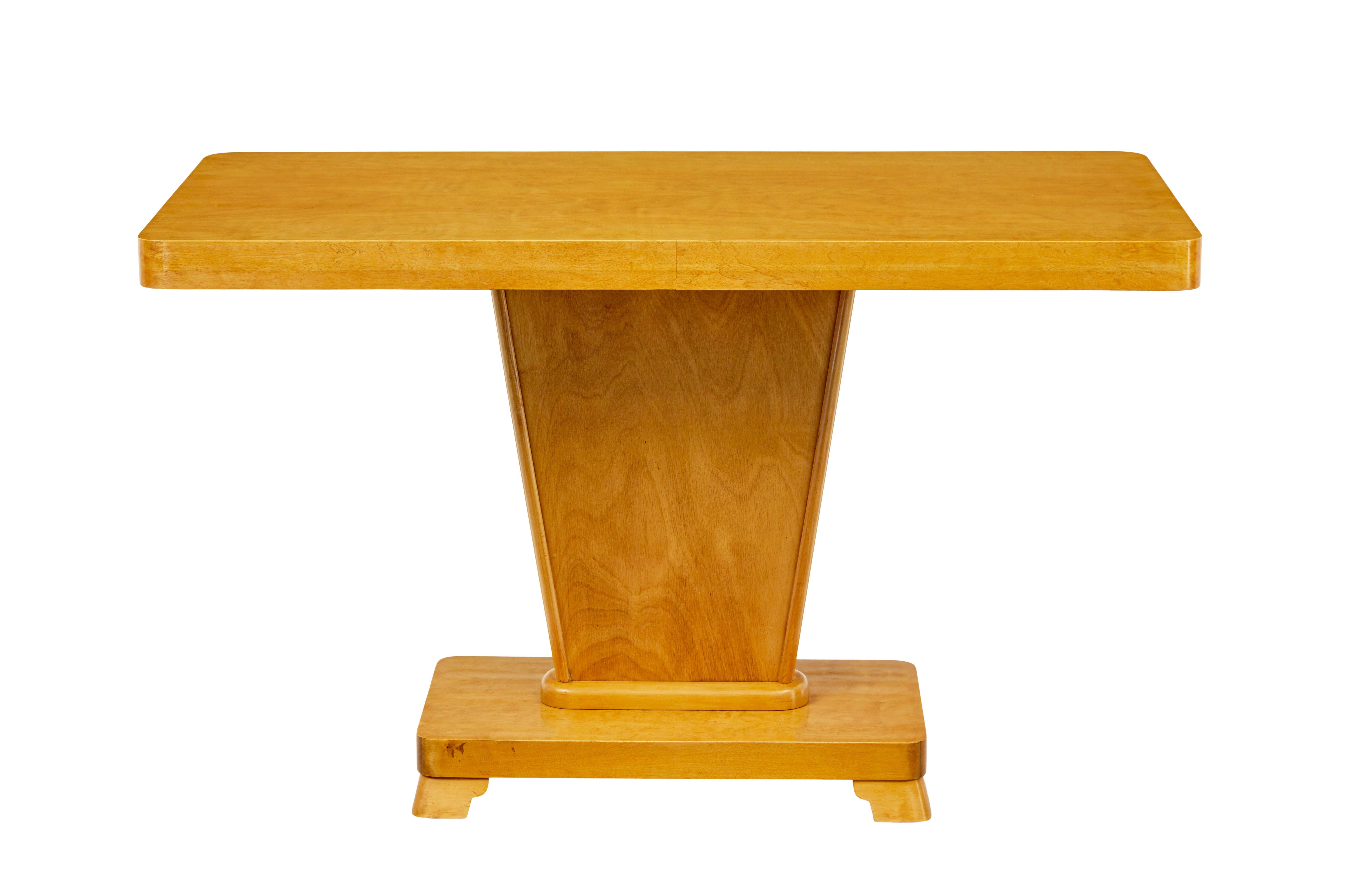 Schwedischer Couchtisch aus Birke aus der Mitte des Jahrhunderts, ca. 1950.

Gute Qualität der Deko inspiriert. Rechteckige tiefe Platte mit abgerundeten Kanten, getragen von einer geformten Säule.  Auf einem Sockel mit 4 geformten Füßen