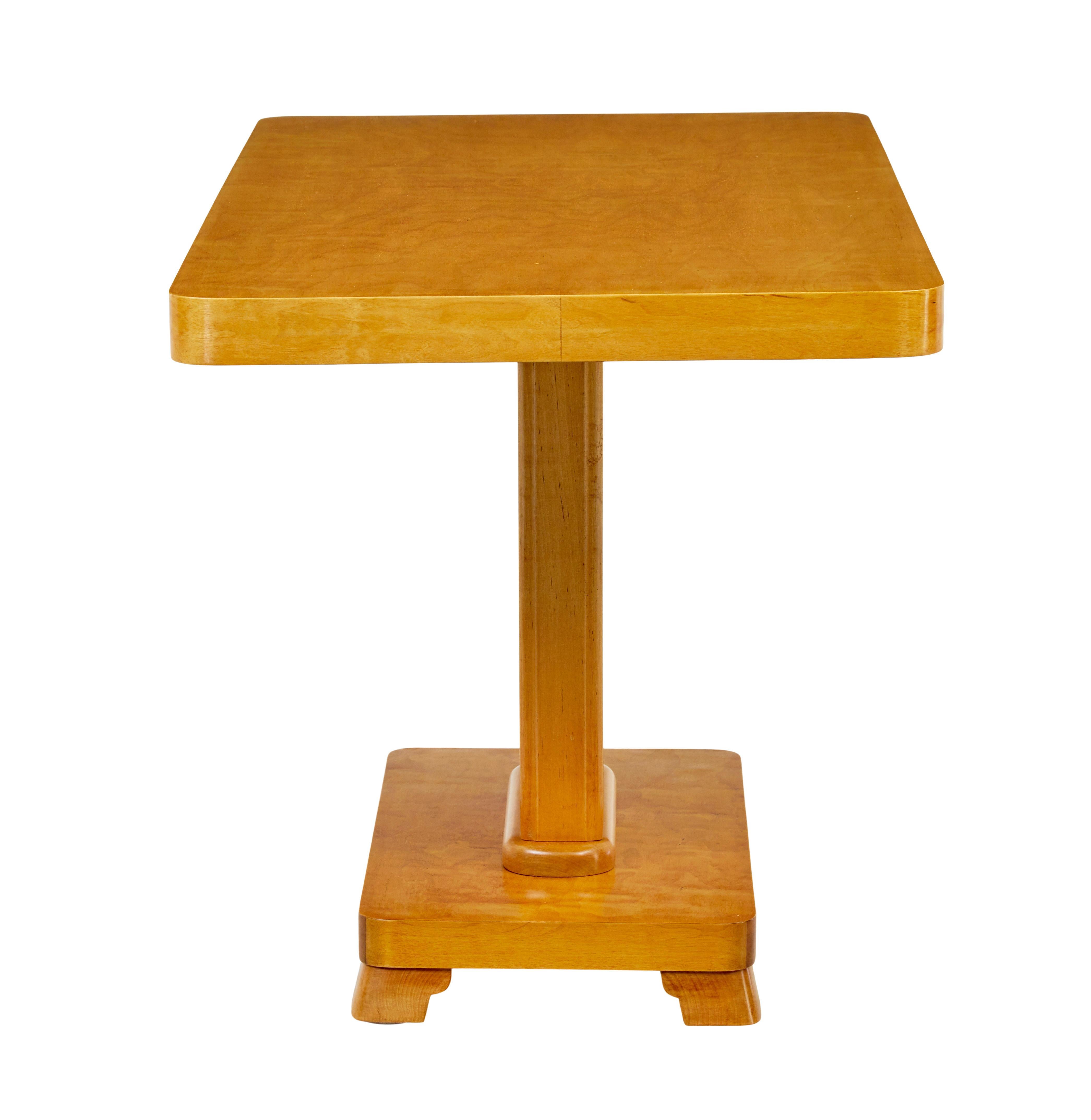 Schwedischer Couchtisch aus Birke aus der Mitte des Jahrhunderts (Art déco) im Angebot