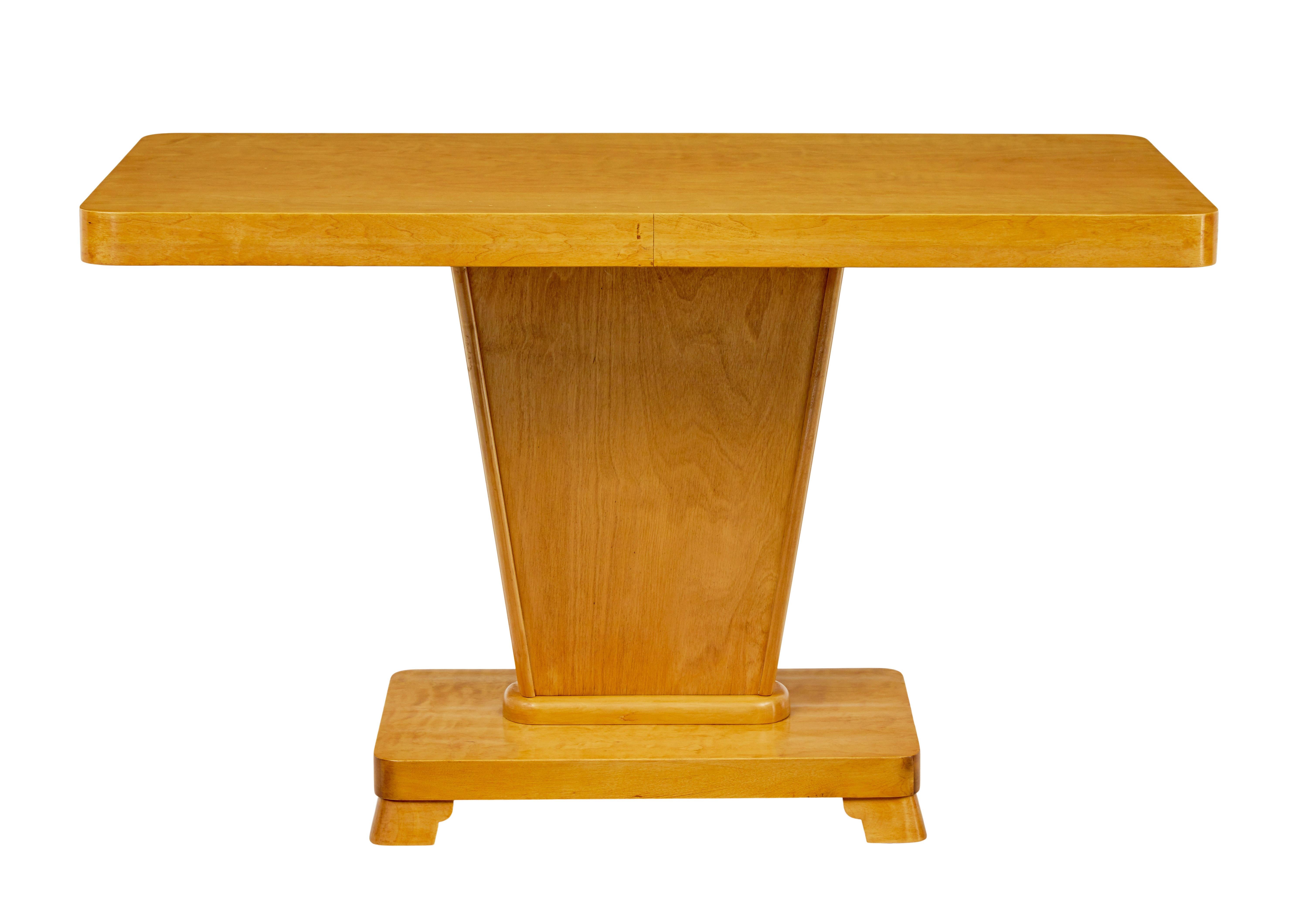 Schwedischer Couchtisch aus Birke aus der Mitte des Jahrhunderts (Handgeschnitzt) im Angebot