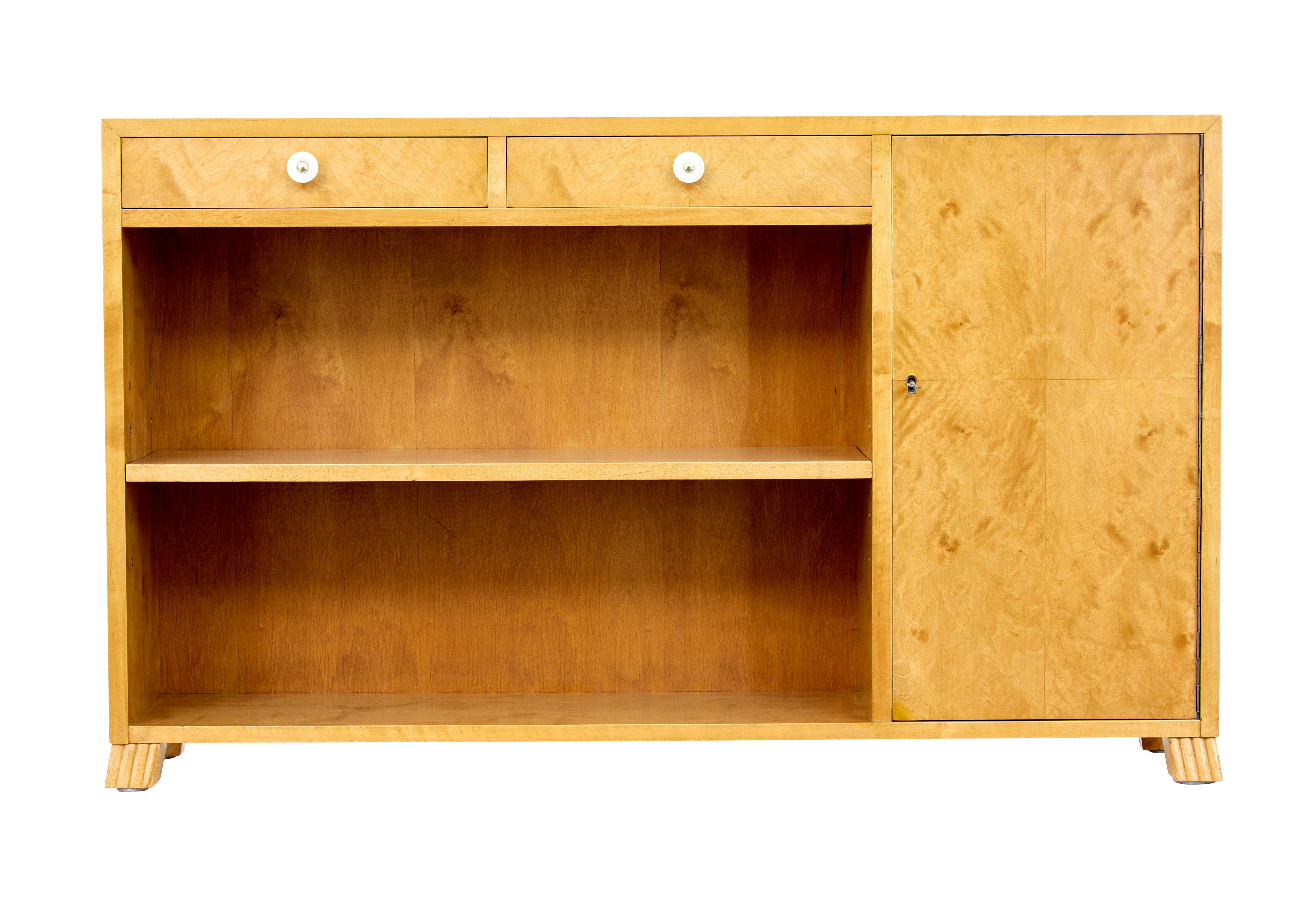 Midcentury Swedish birch low open bookcase, circa 1950.

Good example of Swedish design, which offers maximum storage without taking too much space.

Rectangular shape, veneered in a golden birch. 2 Drawers below the top surface with a single