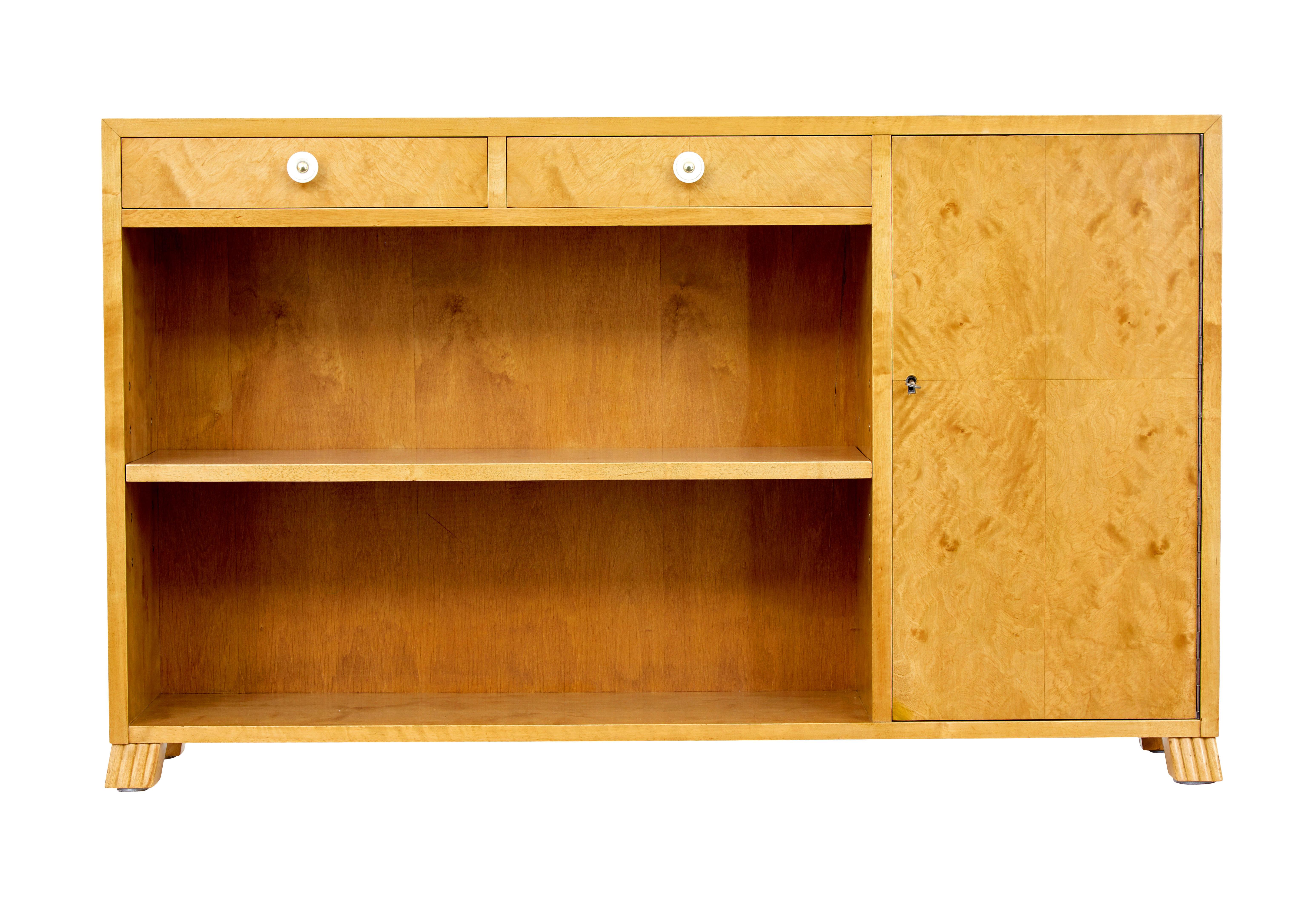 Mid century swedish birch low open bookcase circa 1950.

Good example of swedish design, which offers maximum storage without taking too much space.

Rectangular shape, veneered in a golden birch.  2 drawers below the top surface with a single door