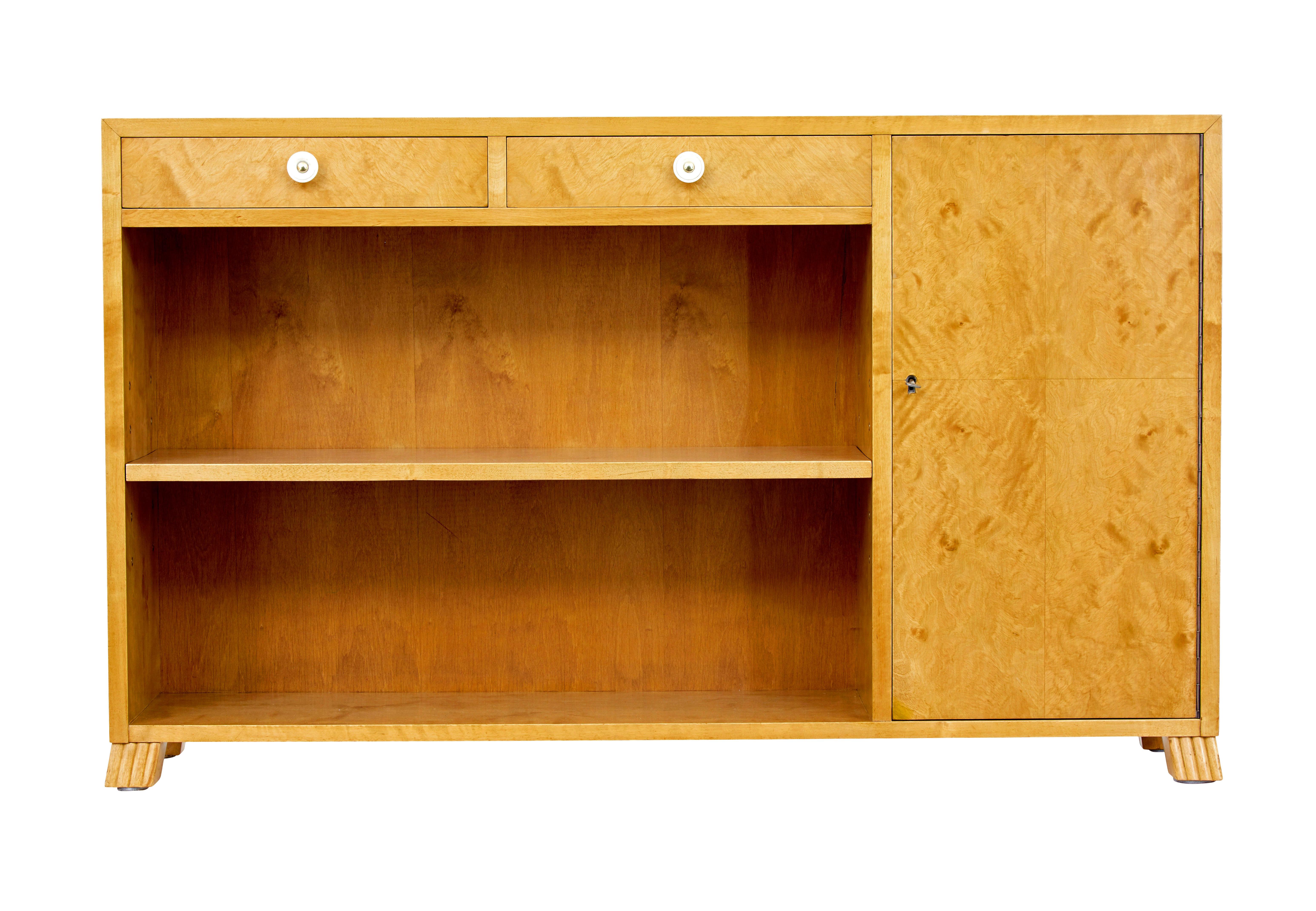 Niedriges offenes Bücherregal aus schwedischer Birke aus der Mitte des Jahrhunderts, ca. 1950.

Ein gutes Beispiel für schwedisches Design, das ein Maximum an Stauraum bietet, ohne zu viel Platz zu beanspruchen.

Rechteckige Form, furniert in