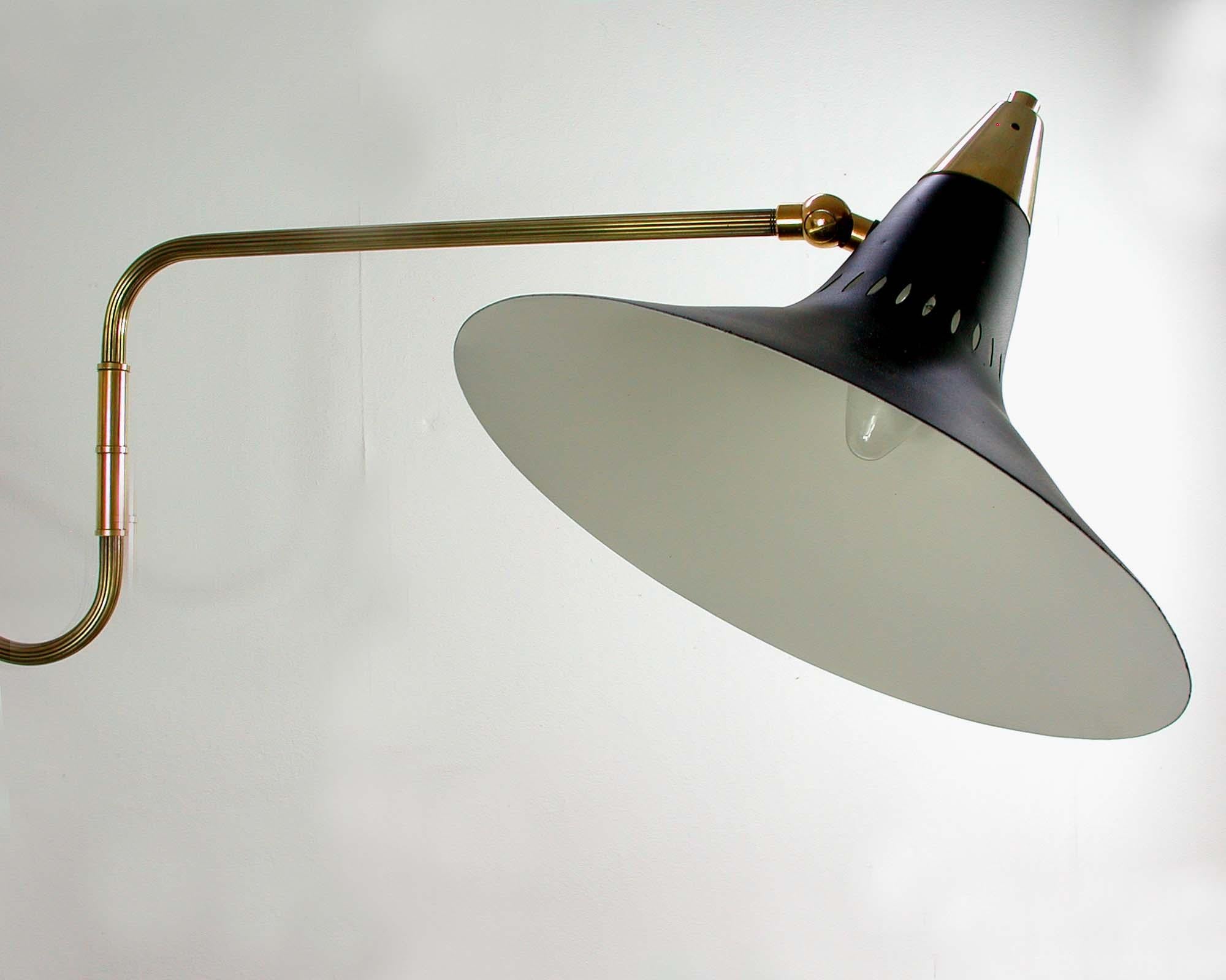 Midcentury Swedish Black and Brass Articulating Wall Light Sconce, 1950s In Good Condition In NUEMBRECHT, NRW