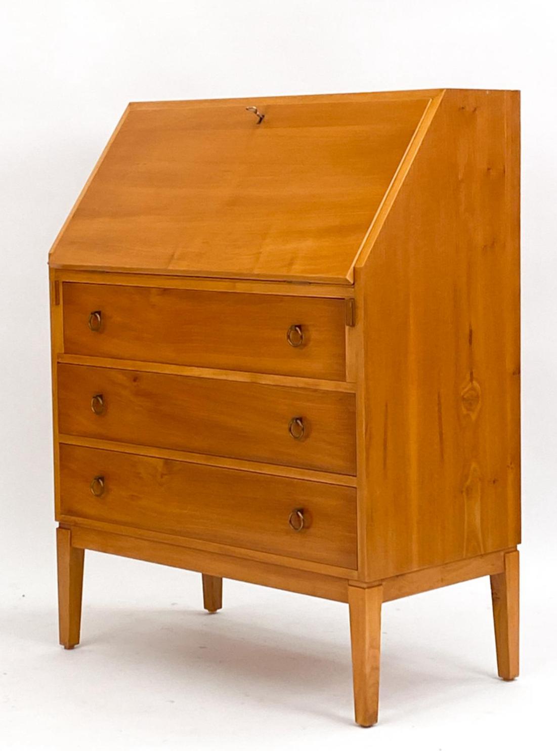 Mid-Century ashwood and pine dresser secretary desk made in Sweden circa 1950. 3 interior drawers behind pull down desktop 3 lower drawers with brass pulls. Key included to lock top desk. Located in Brooklyn nyc.

Dimensions: H 43