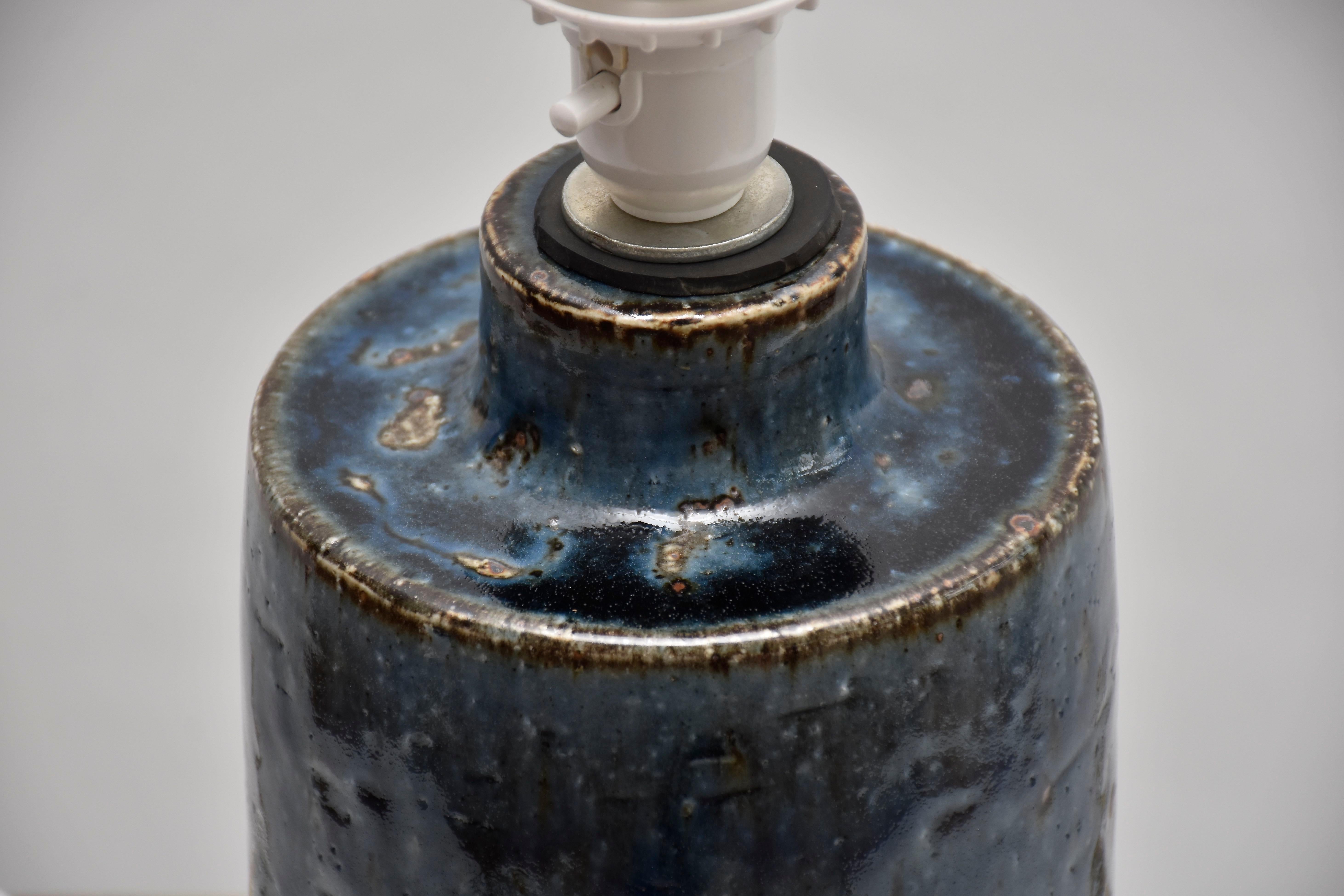 Fait main Lampe de table suédoise en céramique bleue du milieu du siècle dernier par Marianne Westman, 1960 en vente