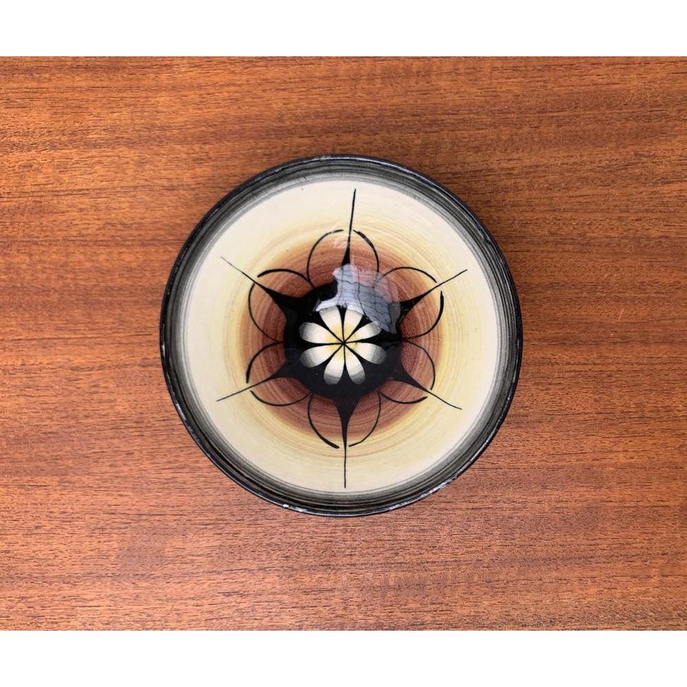 Ciotola svedese di metà secolo di Rörstrand, anni '60, in ottime condizioni. Progettato tra il 1960 e il 1969 Questo pezzo ha un marchio di attribuzione.

Informazioni aggiuntive:
Materiali: Ceramica
Colore: nero
Stili: Medioevo Moderno
Marchio: