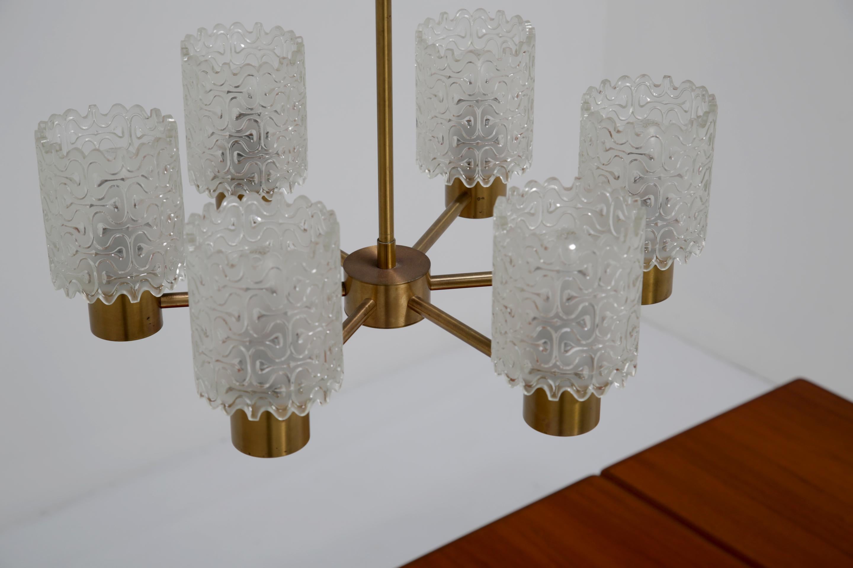 Araña sueca de latón y cristal tallado de 6 brazos de mediados de siglo, años 60. en venta 2