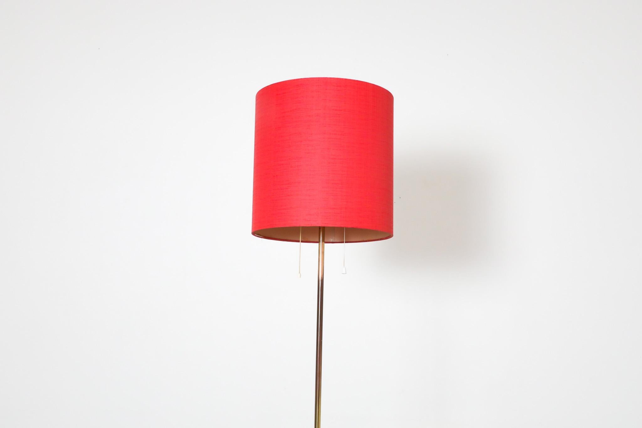 Lampada da terra svedese di metà secolo in ottone con paralume a tamburo in ciniglia rossa e diffusore in plexi in vendita 3