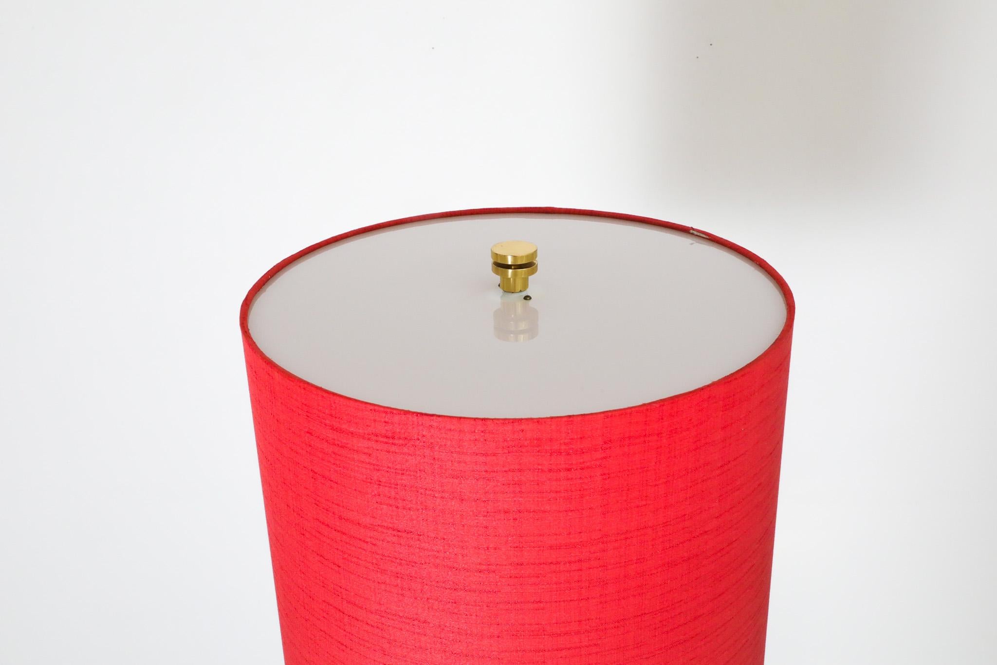 Lampada da terra svedese di metà secolo in ottone con paralume a tamburo in ciniglia rossa e diffusore in plexi in vendita 4