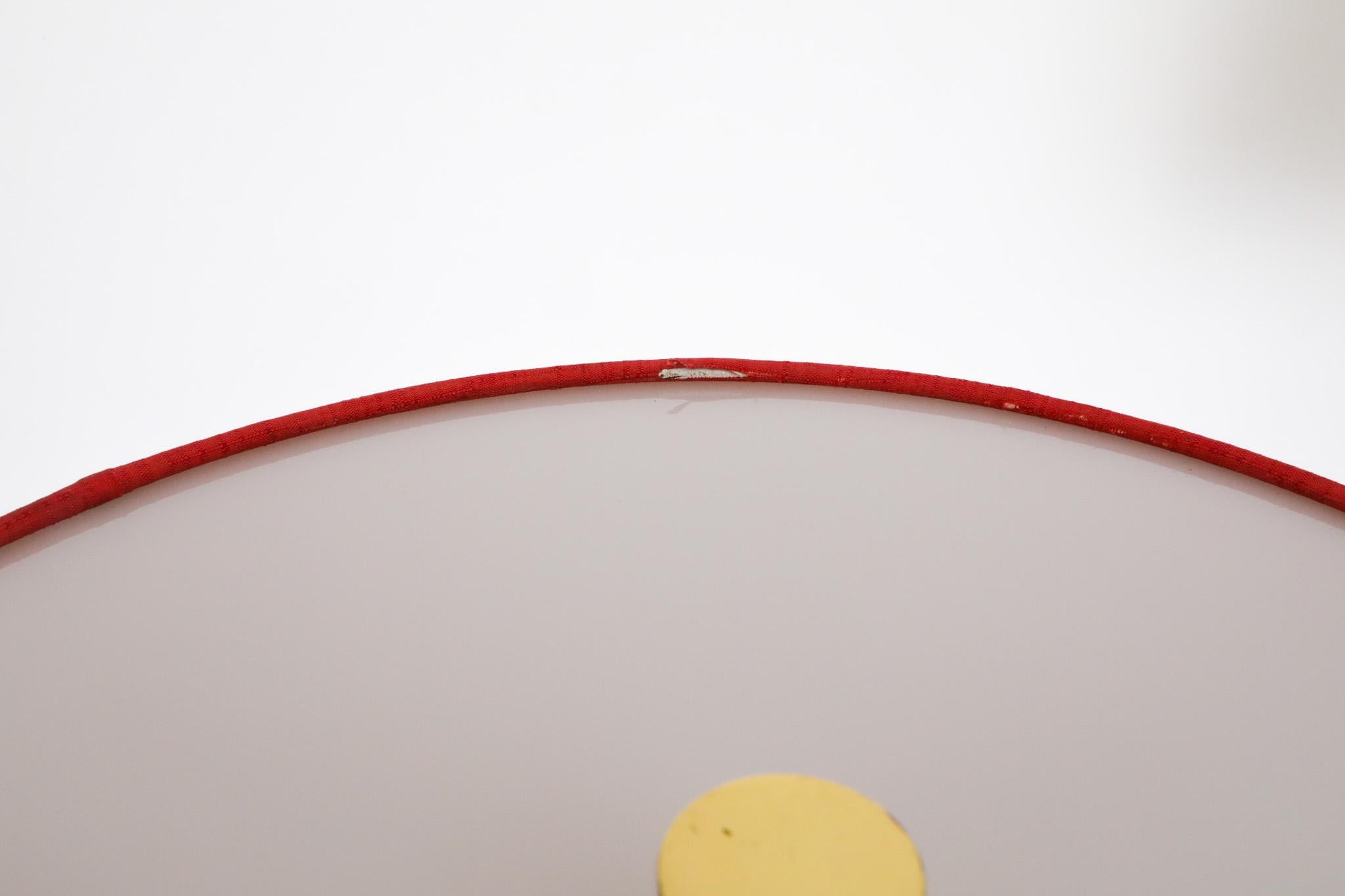 Lampada da terra svedese di metà secolo in ottone con paralume a tamburo in ciniglia rossa e diffusore in plexi in vendita 5